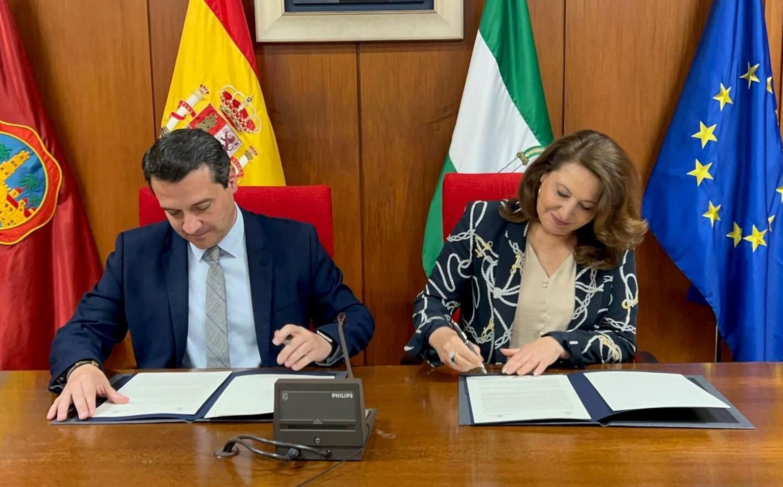 José María Bellido y Carmen Crespo firman el acuerdo.