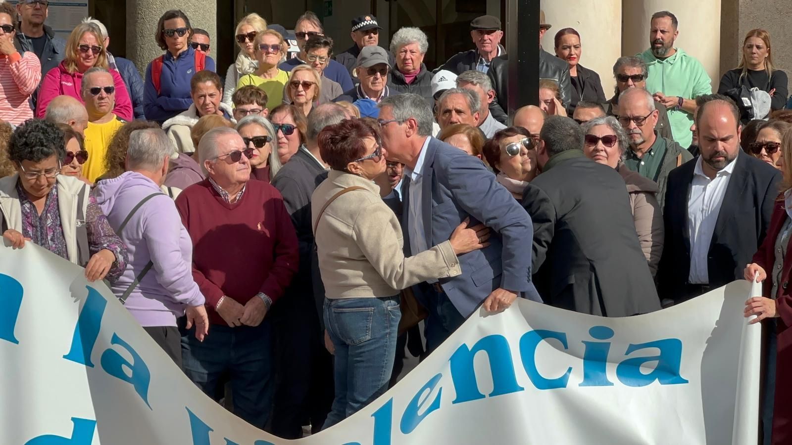 El alcalde de Rincón de la Victoria, Francisco Salado, con una familiar de la víctima.