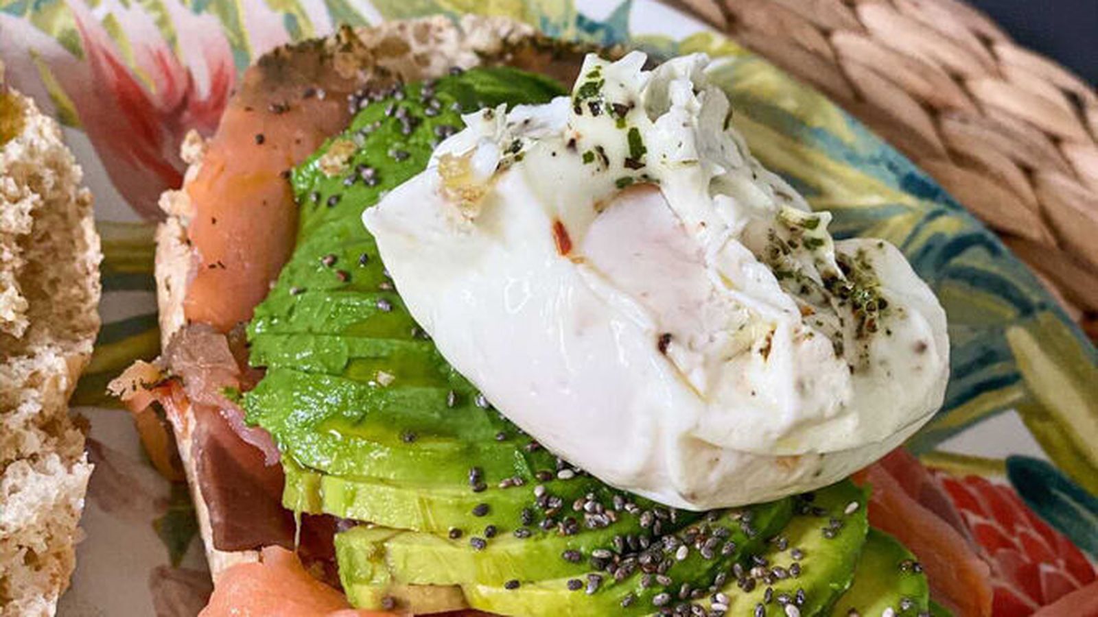 El mollete ganador del concurso está relleno de salmón, aguacate y huevo escalfado.