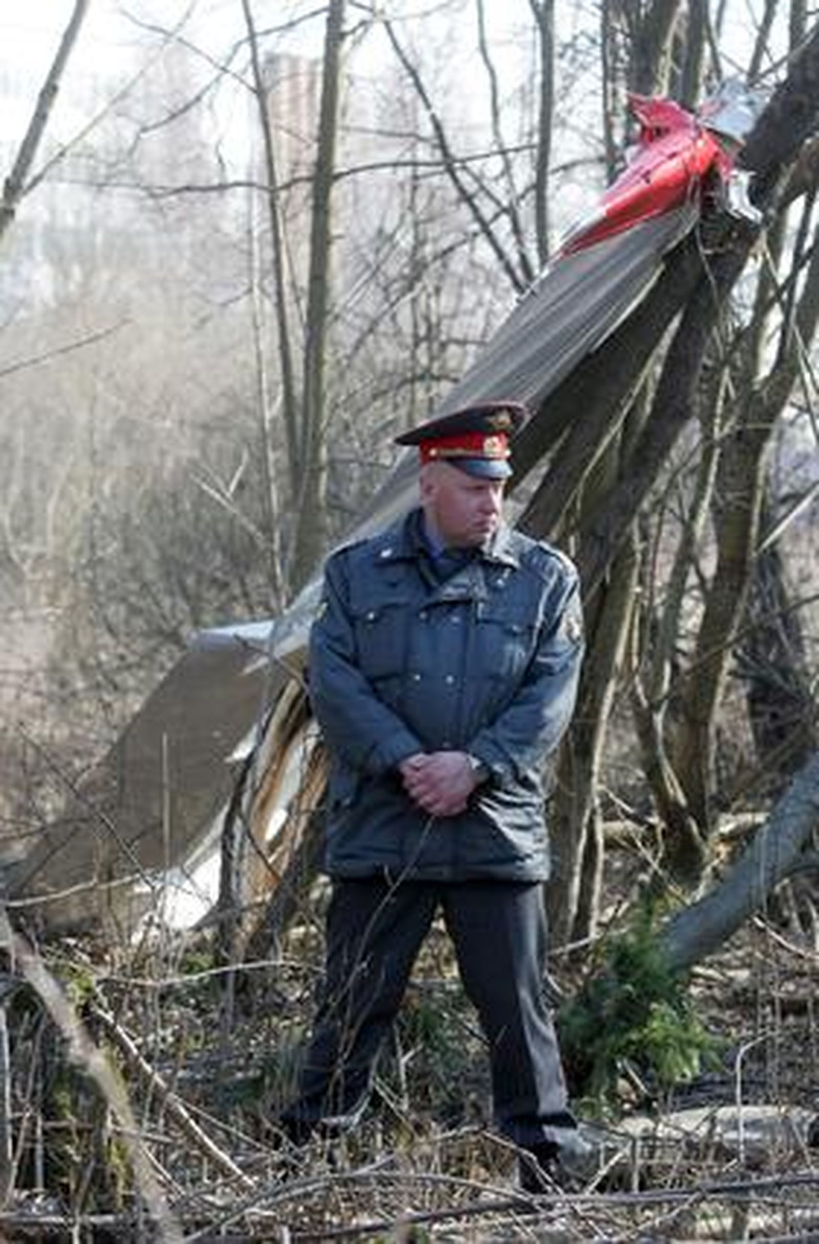El presidente de Polonia, Lech Kaczynski, y otras 95 personas, entre ellos más de una veintena de altor cargos políticos y militares, mueren en un accidente aéreo. / AFP
