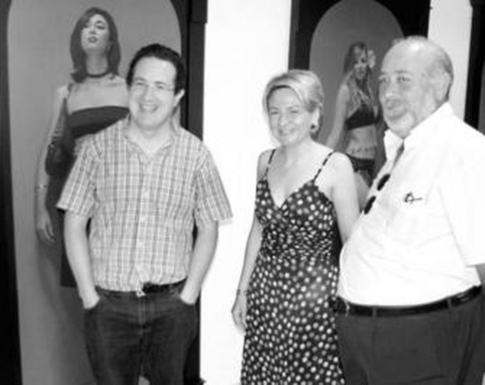 Andrés García Ibáñez con Eloisa Cabrera y Francisco Ortega de CajaGranada ayer en Roquetas.