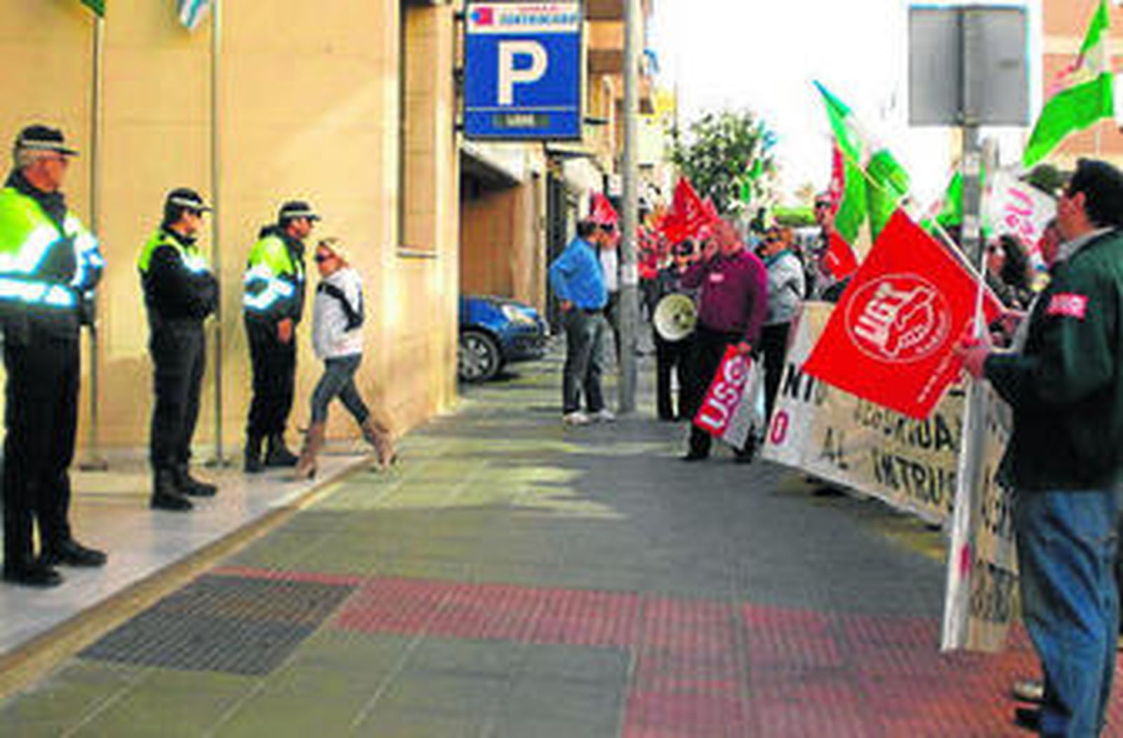 Los trabajadores de Caritas frente al Consistorio.
