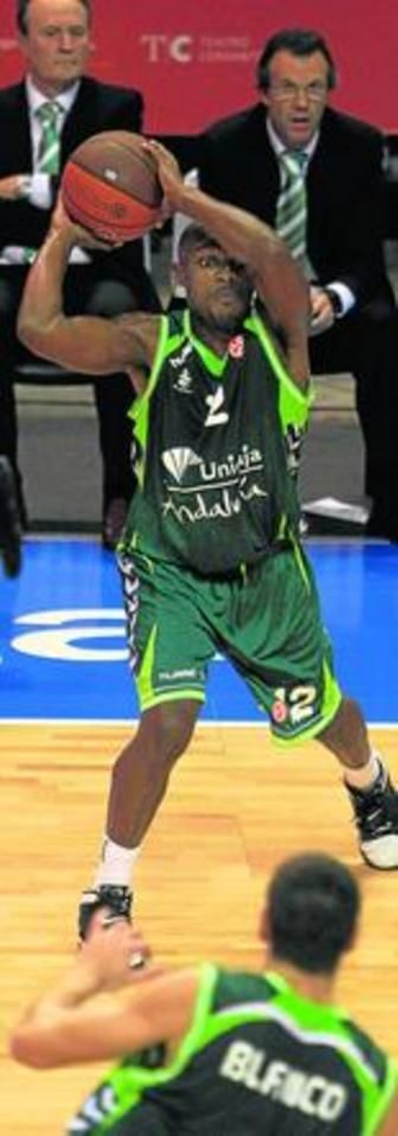 Blakney se dispone a dar un pase.