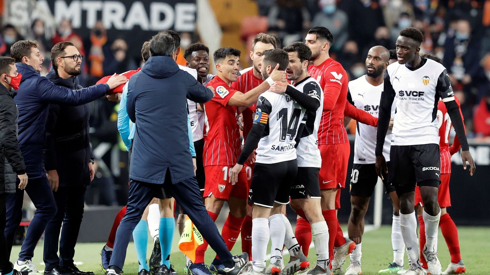 Acuña, en la trifulca del final del primer periodo con Gayá.