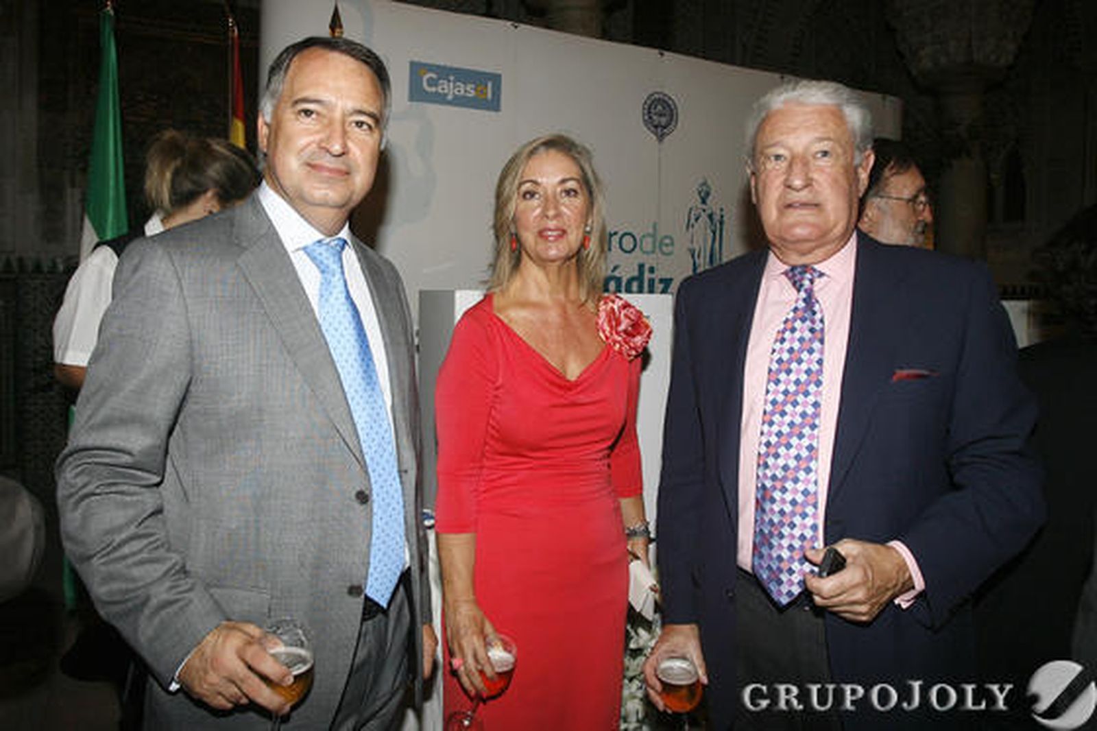Francisco Galván, de Fundación Cajasol, María Gómez, de Cajasol, y Miguel Nuche, presidente del Casino Gaditano.

Foto: Joaquin Pino