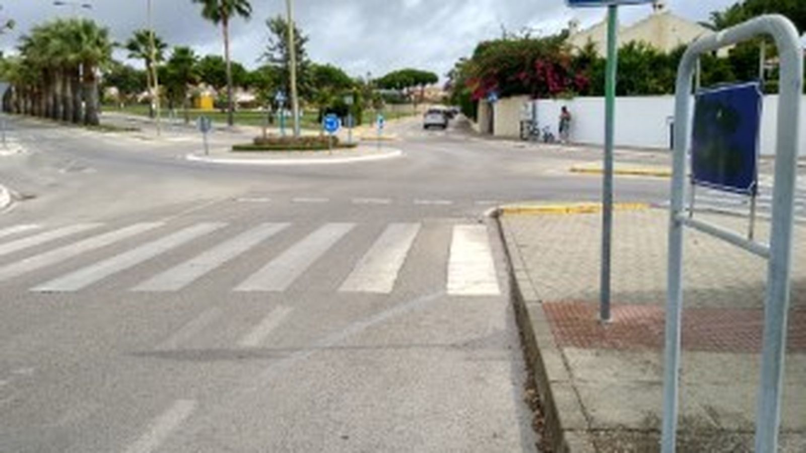 El rótulo de la calle Mar Rojo ha sido tapado con pintura.