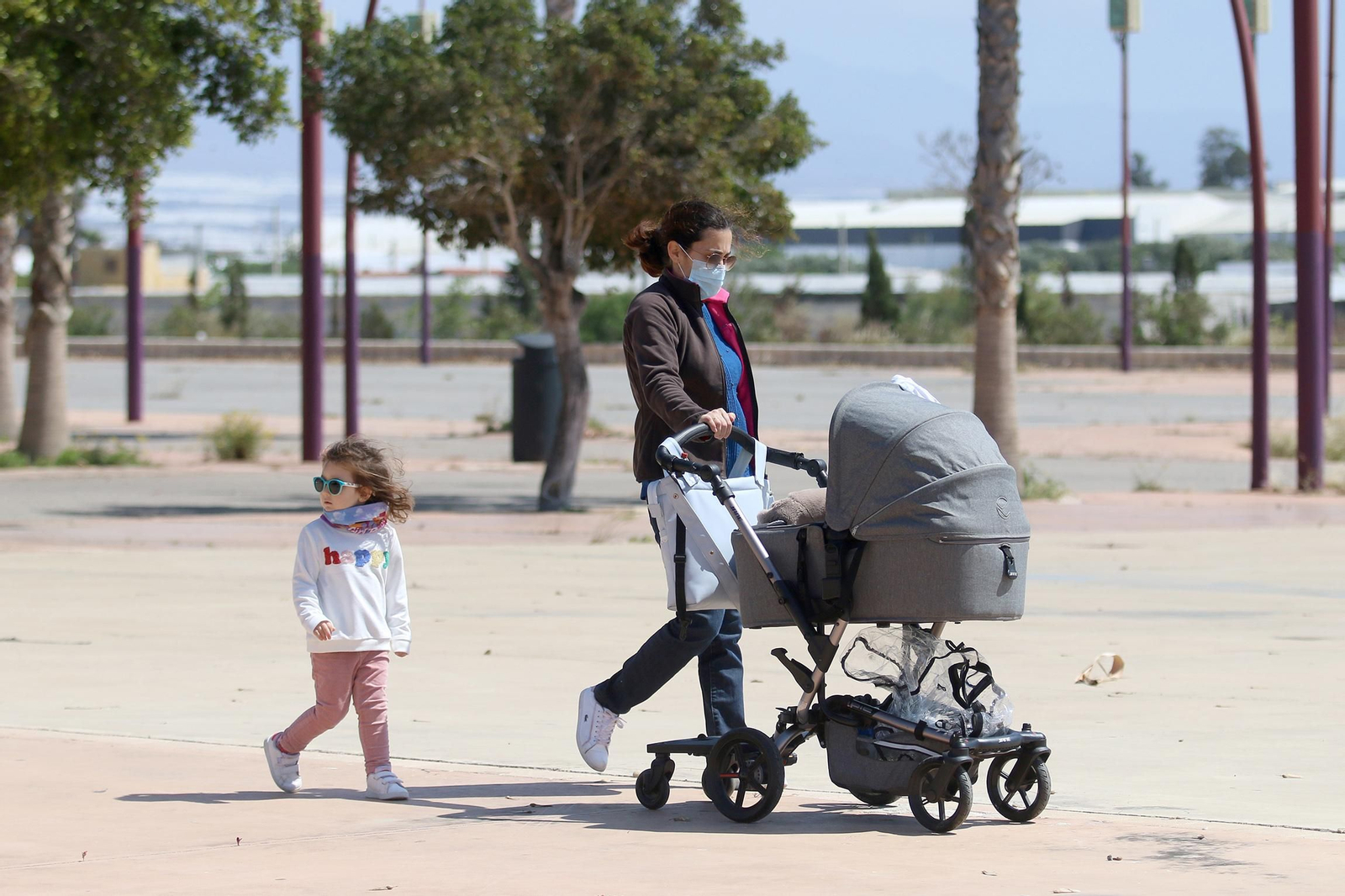 Fotogalería Los niños salen a la calle tras 43 días de confinamiento por coronavirus