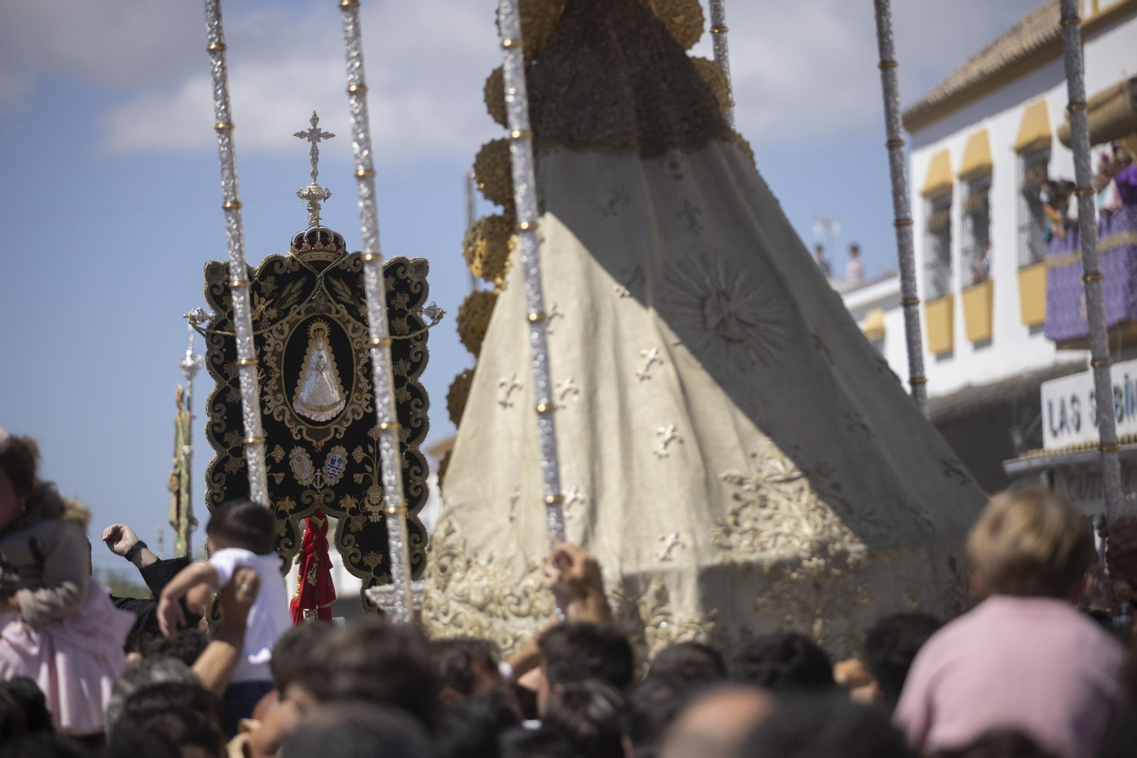 Las mejores imágenes de la procesión de la Virgen del Rocío en la aldea