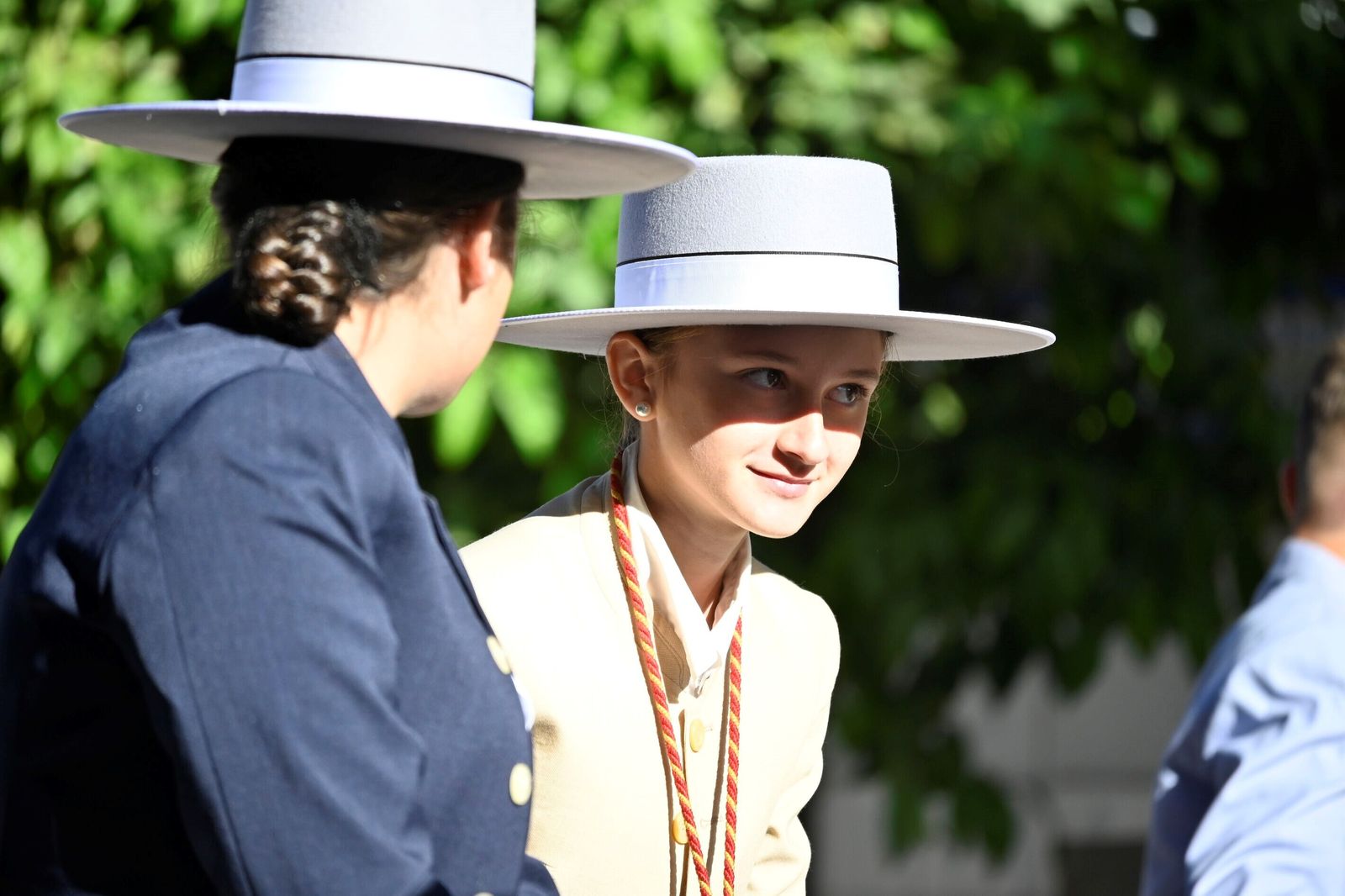 Imágenes de los peregrinos de la Hermandad de Emigrantes en su salida por las calles de Huelva