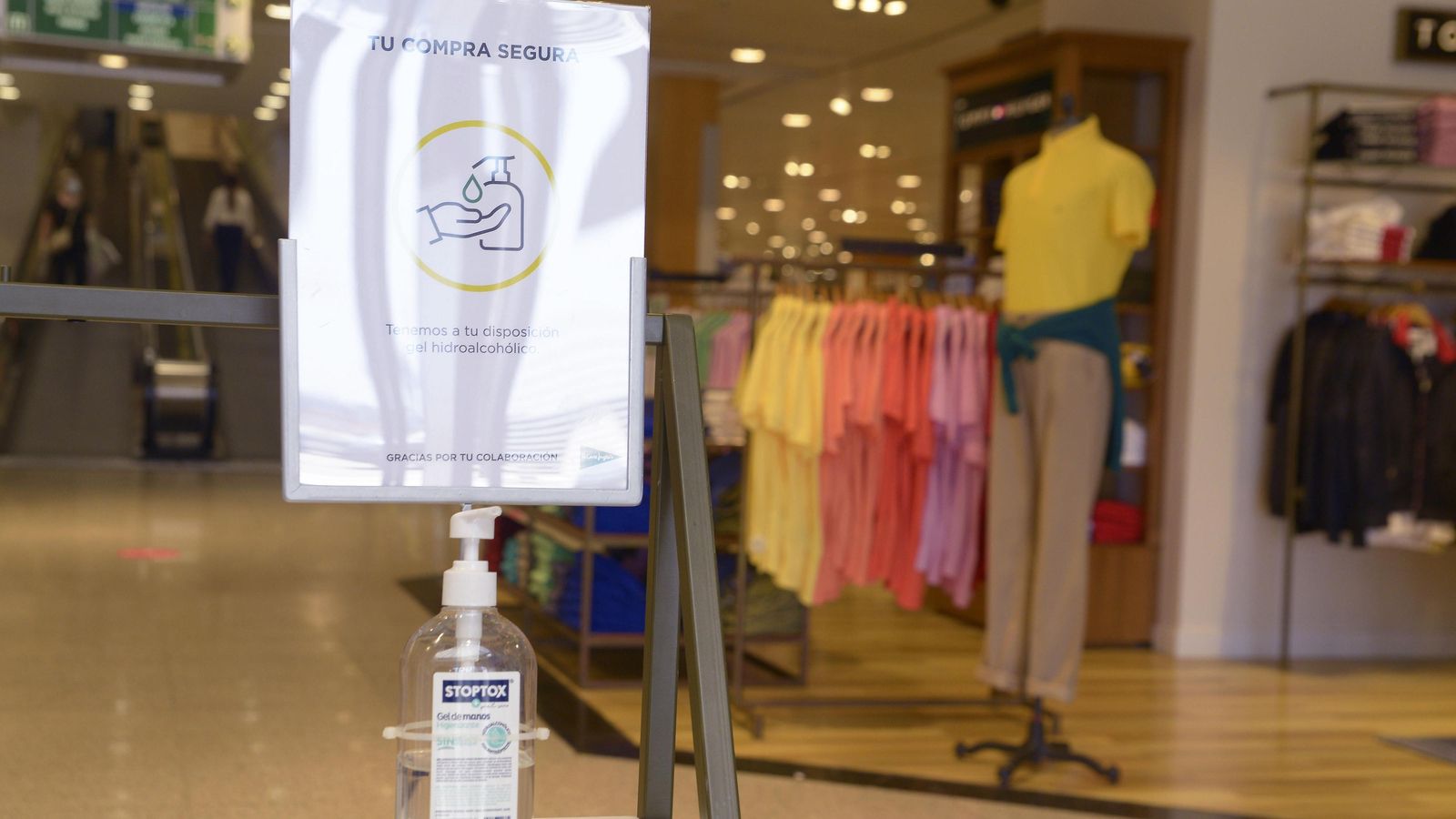 Un bote con gel hidroalcohólico a la entrada de El Corte Inglés en Algeciras.