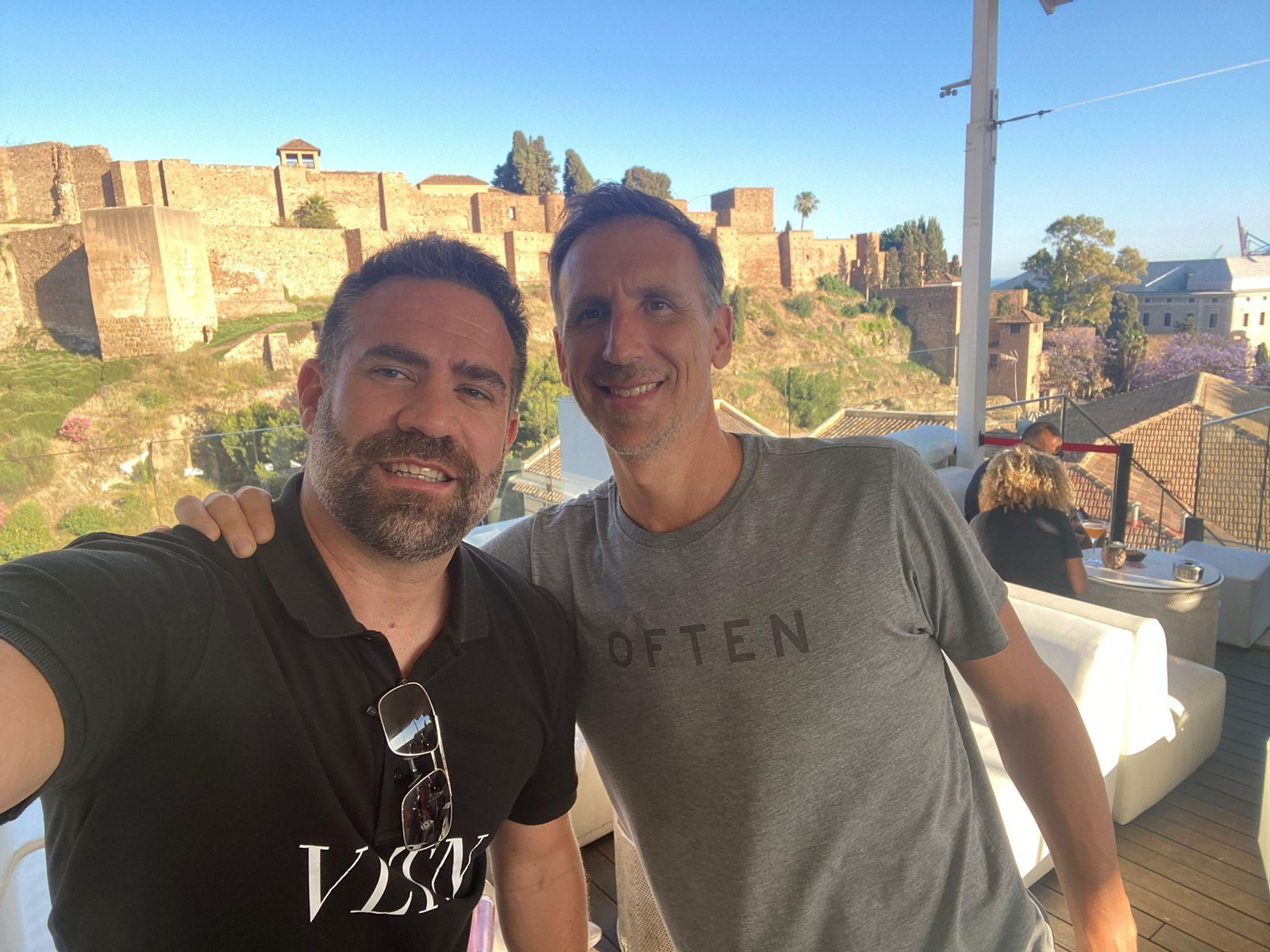 Carlos Cabezas y Pepe Sánchez, con La Alcazabilla al fondo.