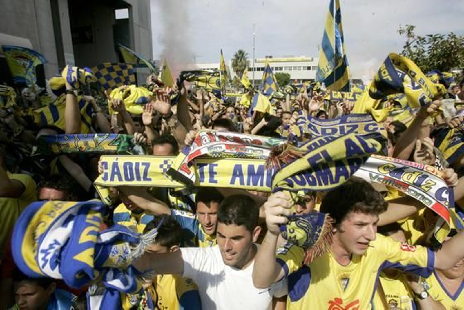 Miles de seguidores cadistas aguardaron la llegada de los futbolistas.

Foto: Jesus Marin