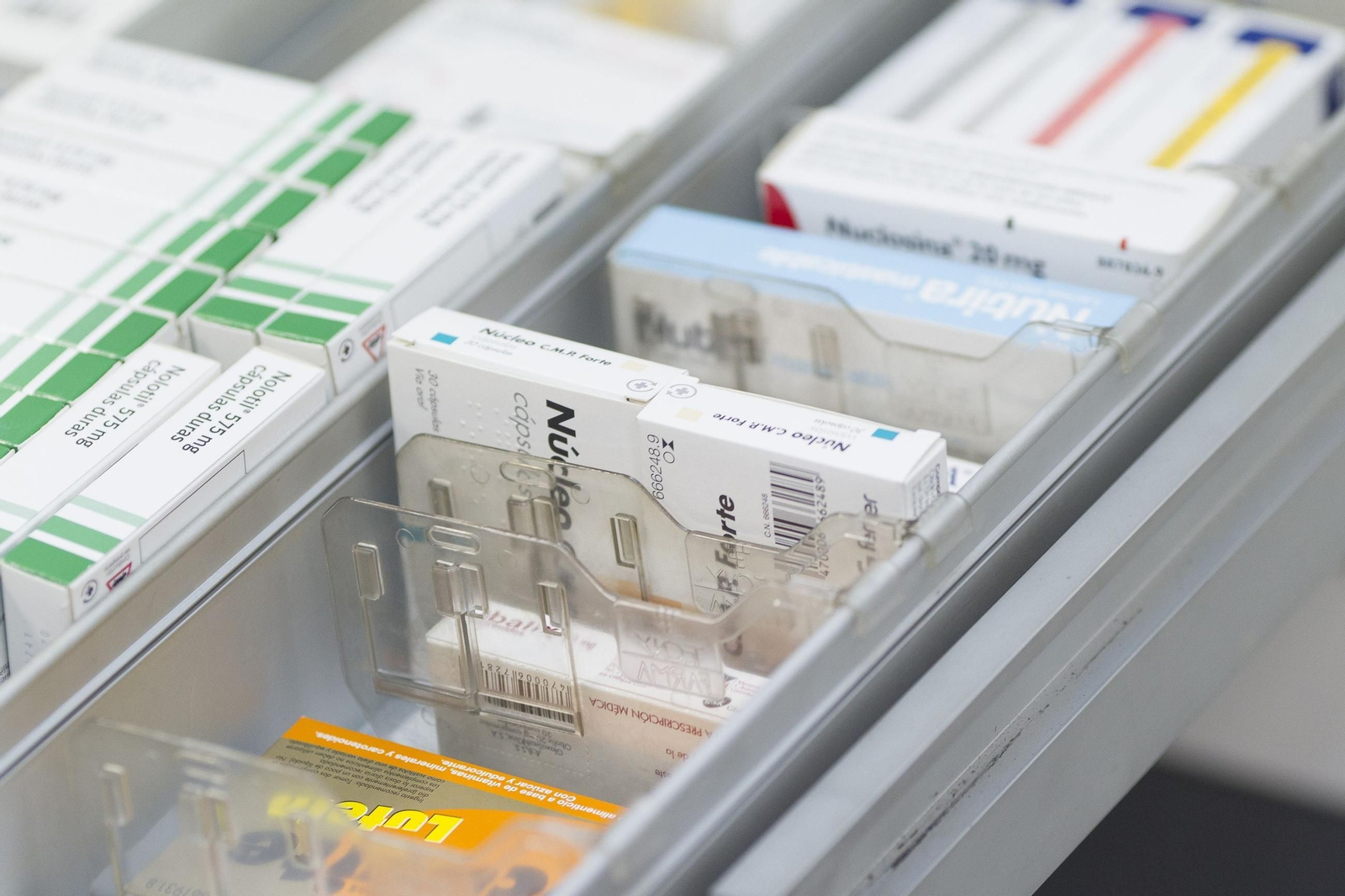 Medicamentos en un cajón de almacenamiento en una farmacia, en una imagen de archivo.