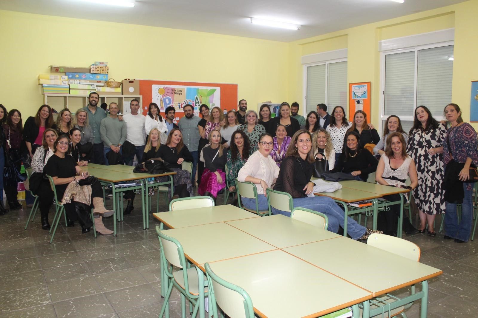 La promoción de antiguos alumnos y alumnas del colegio de San Vicente, perteneciente a la promoción de 1998-99, durante la celebración de los 25 años de su salida colegial.