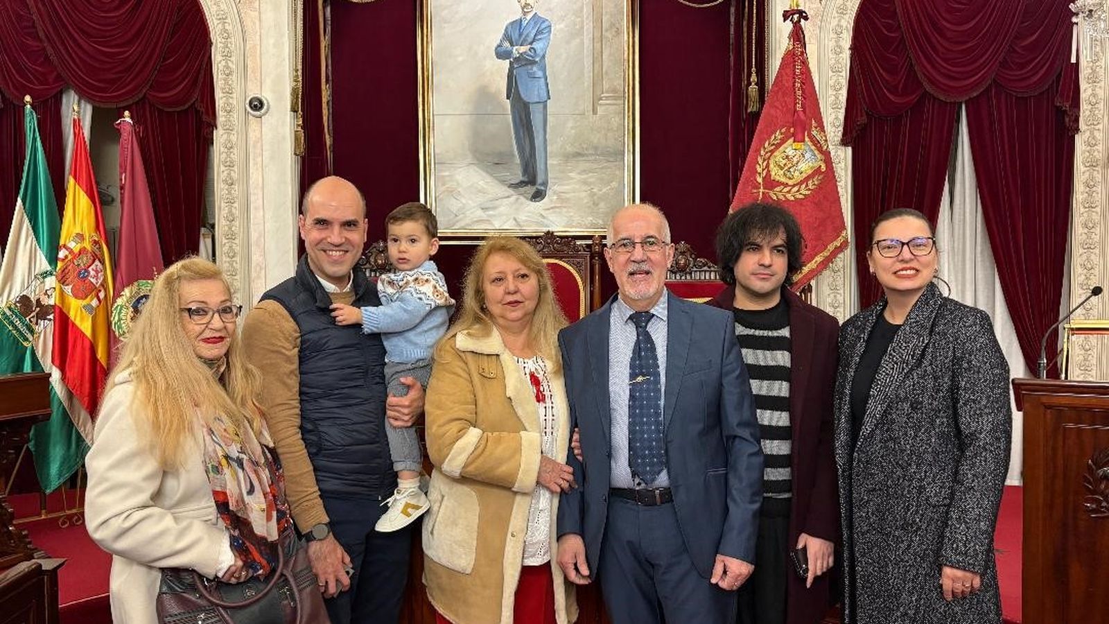 José Rafael Fernández López, con los miembros de su familia tras finalizar la presentación en el Salón de Plenos del Ayuntamiento de Cádiz.
