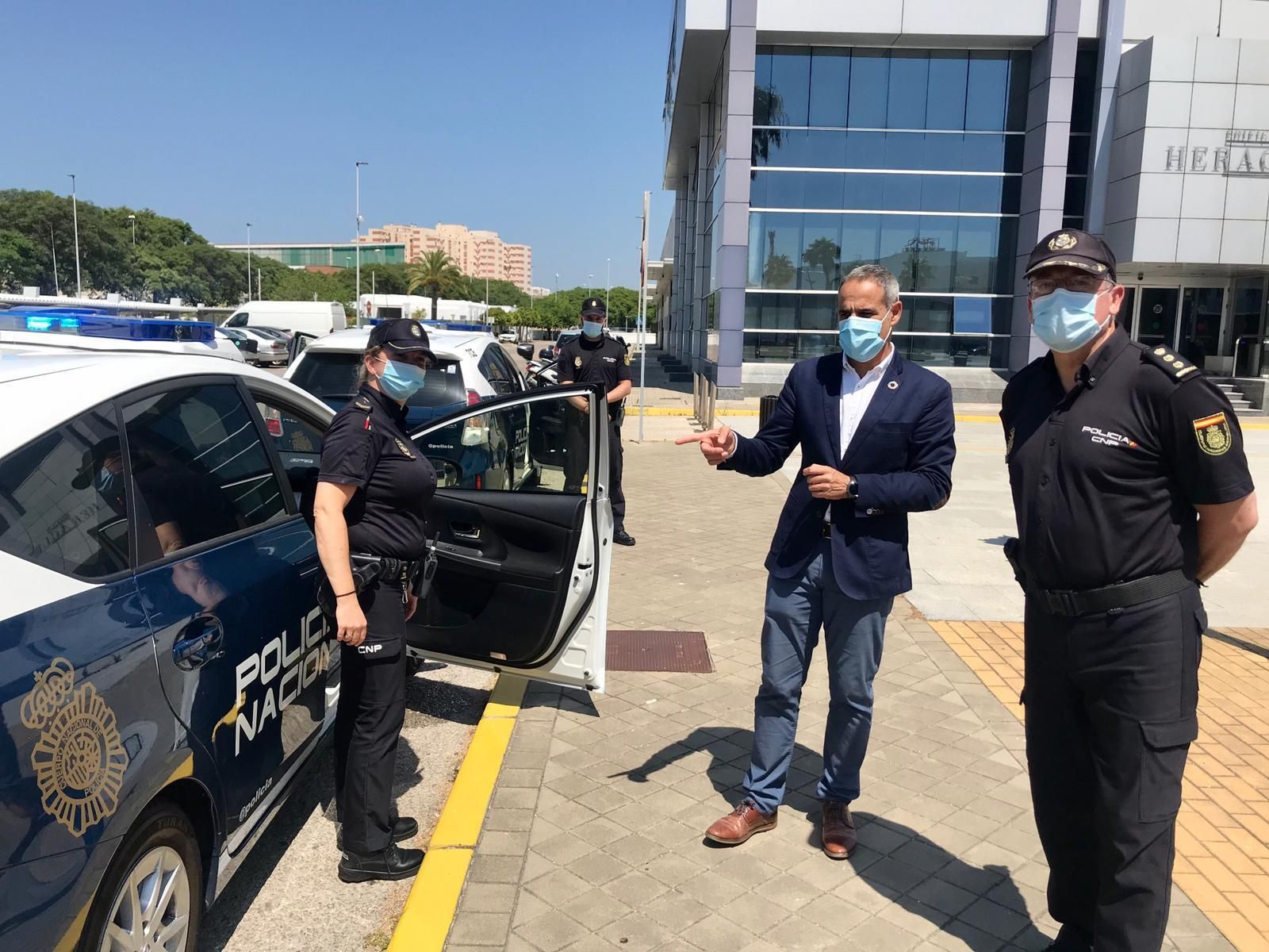 El subdelegado José Pacheco junto al comisario Menacho y los nuevos vehículos ayer en Zona Franca.