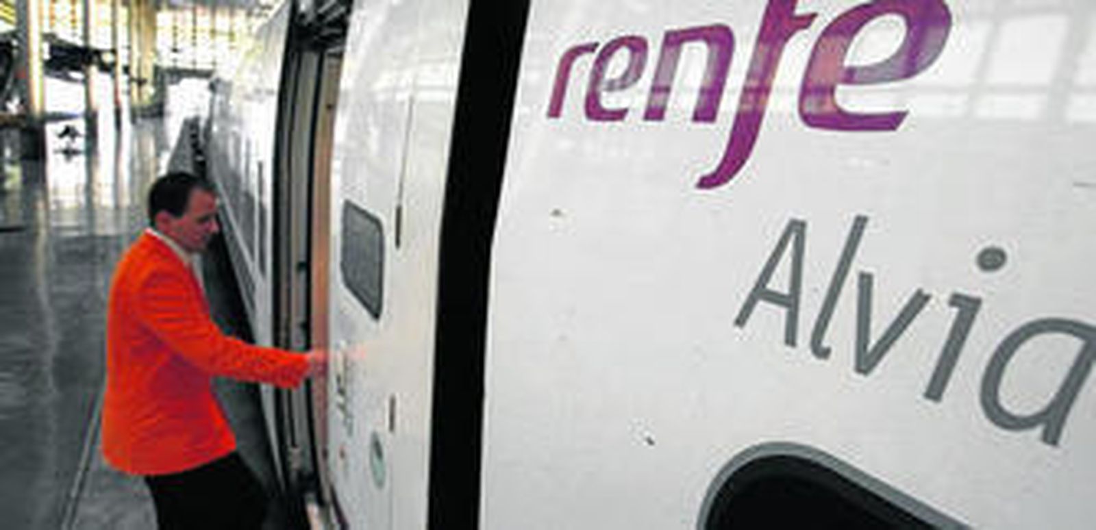 Un tren Alvia, que hace la ruta con Madrid, en la estación de Cádiz.