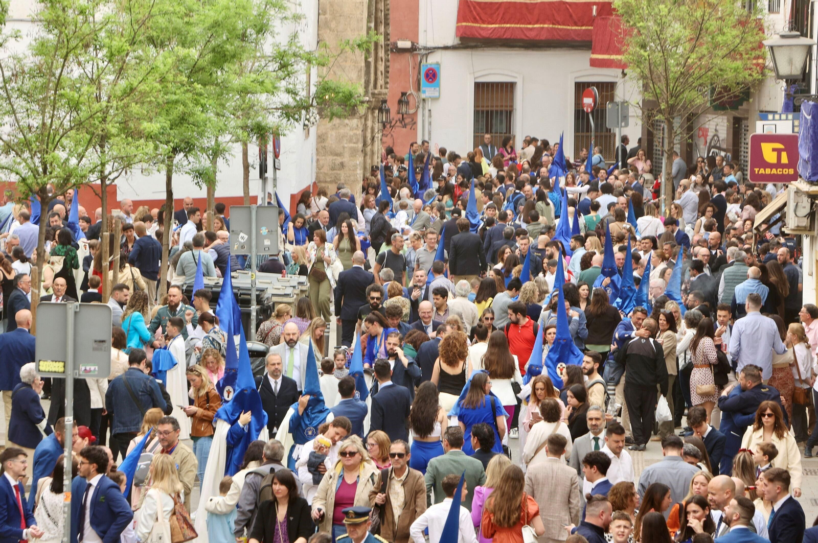 El gentío que se quedó sin contemplar la cofradía de la Hiniesta.