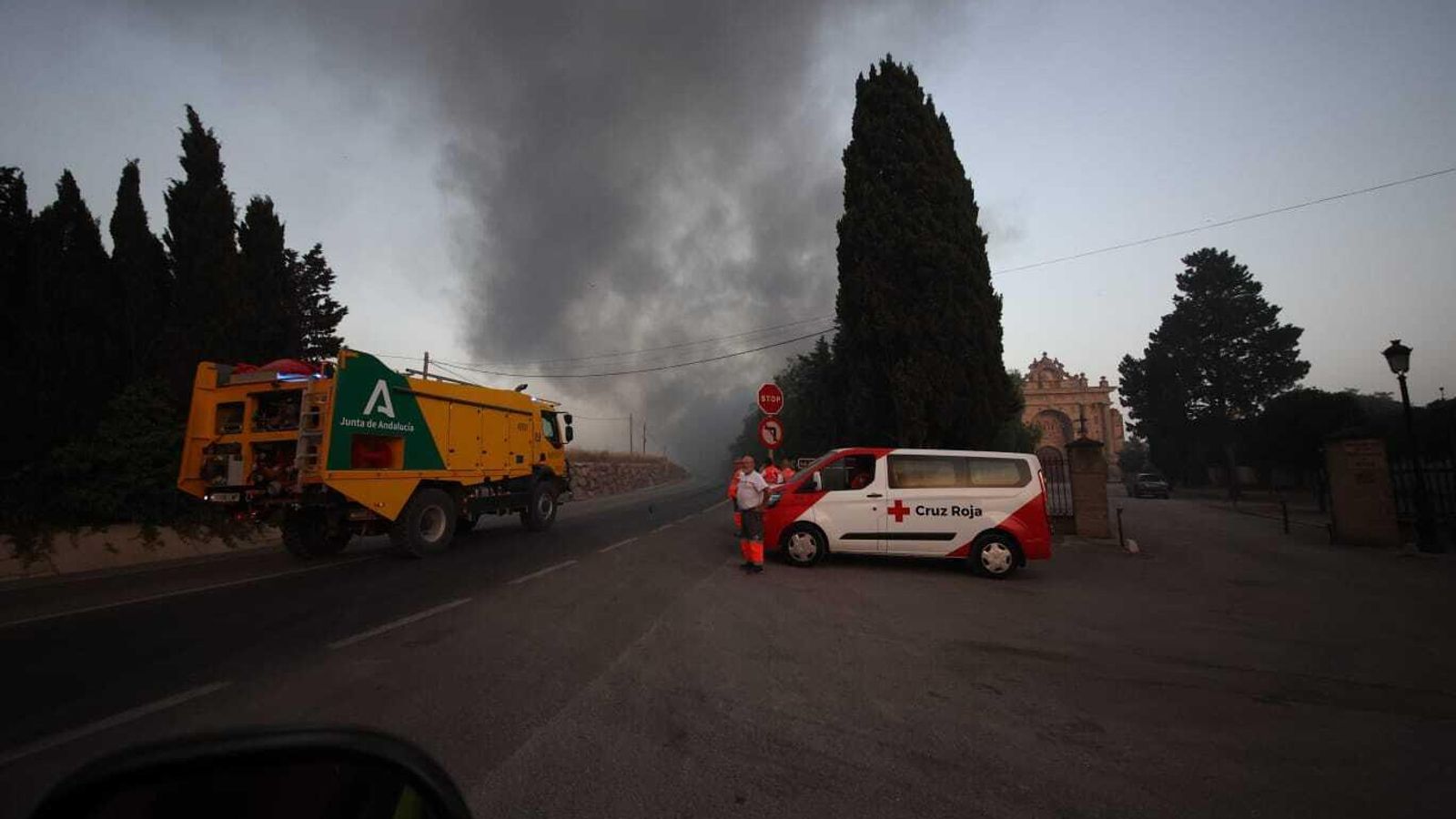 Una columna de humo tras el Monasterio de La Cartuja.
