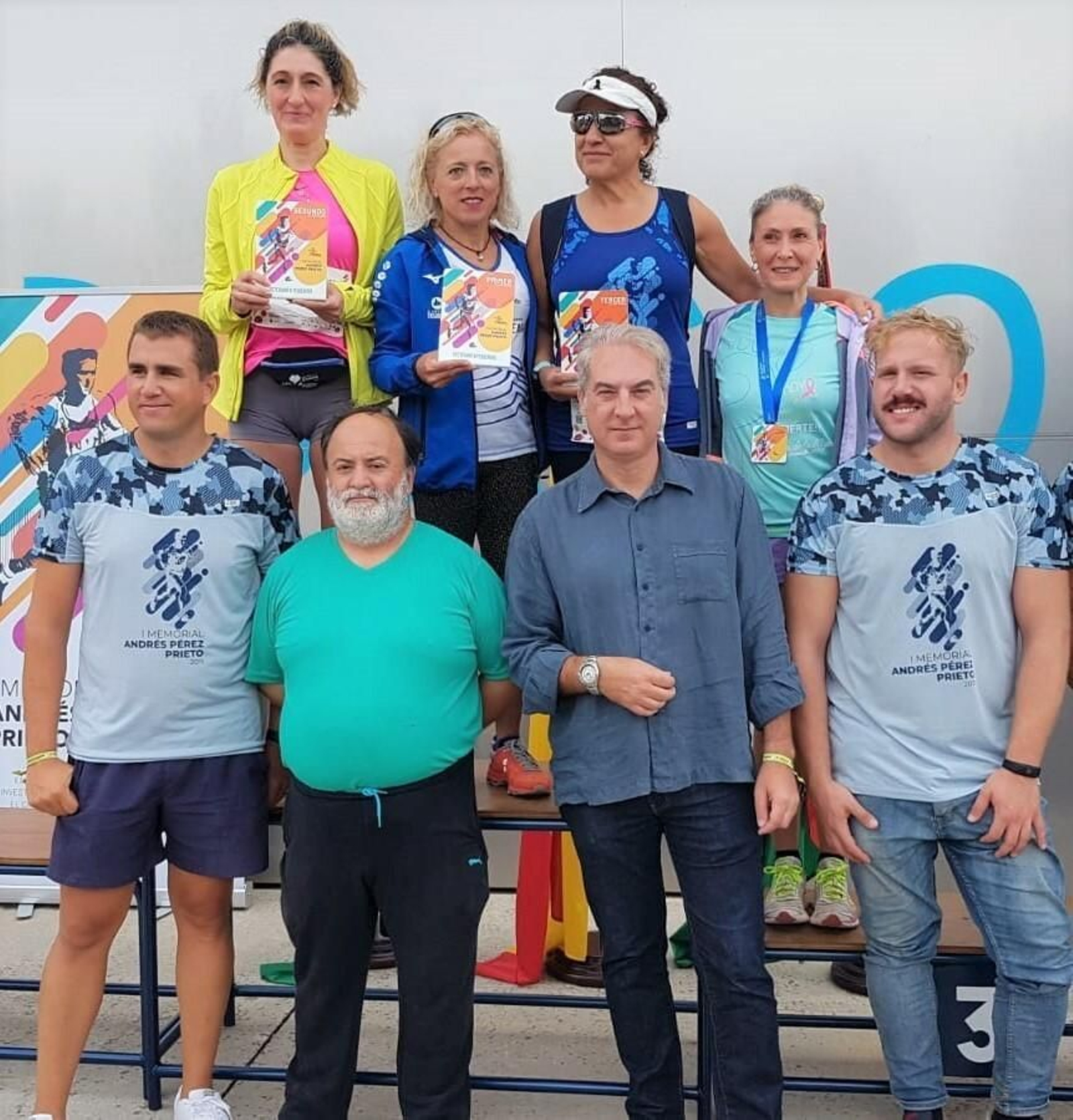 Ganadores de la categoría femenina junto a organizadores y responsables políticos.