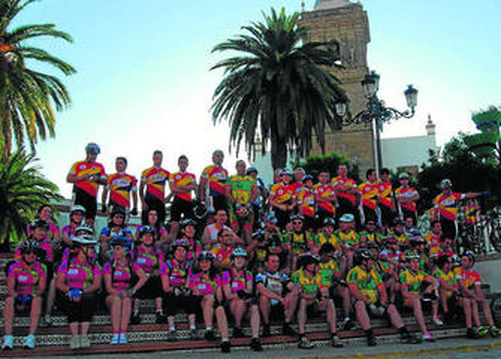 Foto de familia de los ciclistas de Paterna integrados en los clubes Cañonazo, El Resacón y Las Panteras.