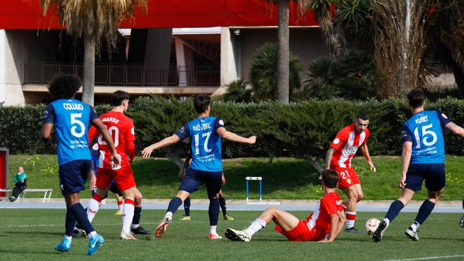 Josema busca el remate durante una acción del encuentro del conjunto rojiblanco.