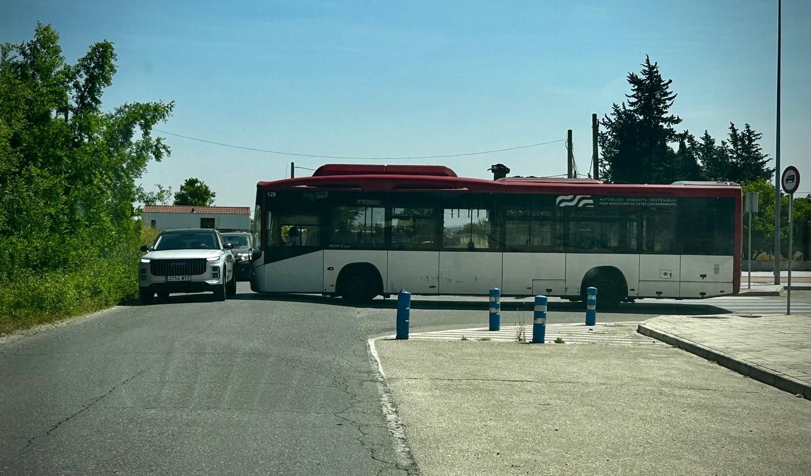 Punto donde ha quedado atravesado el autobús urbano de Jerez.