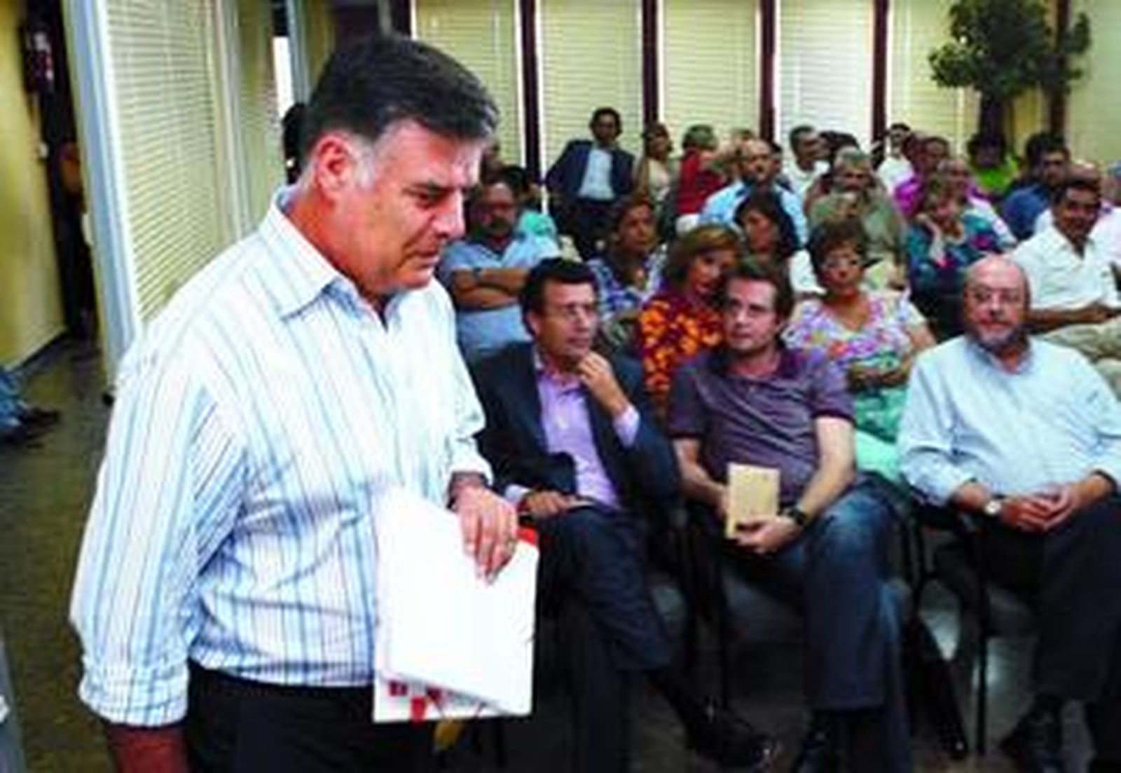 El secretario provincial, José Antonio Viera, antes de reunirse ayer con los delegados del congreso federal.