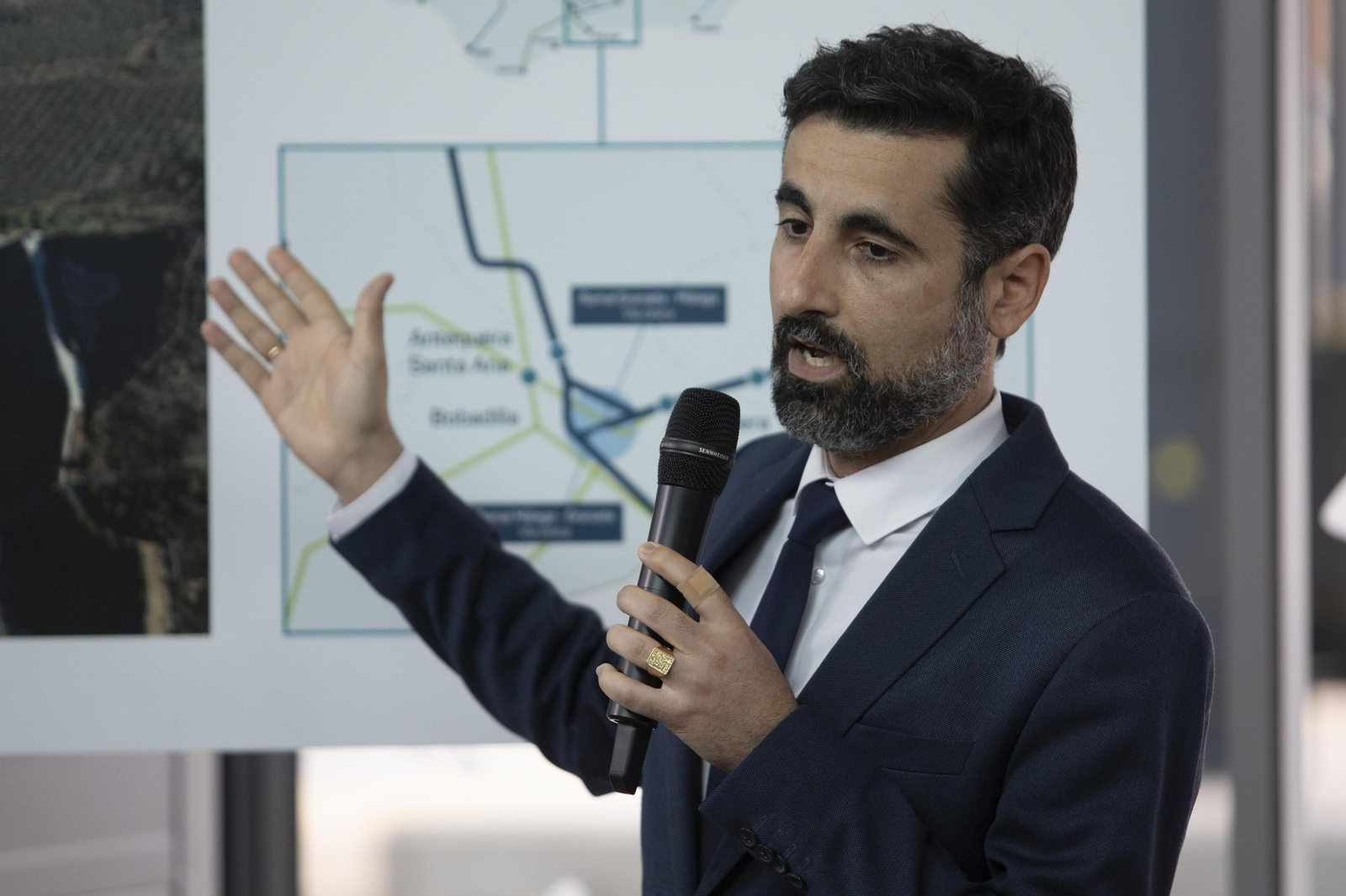 El primer viaje del AVE entre Málaga y Granada, en imágenes