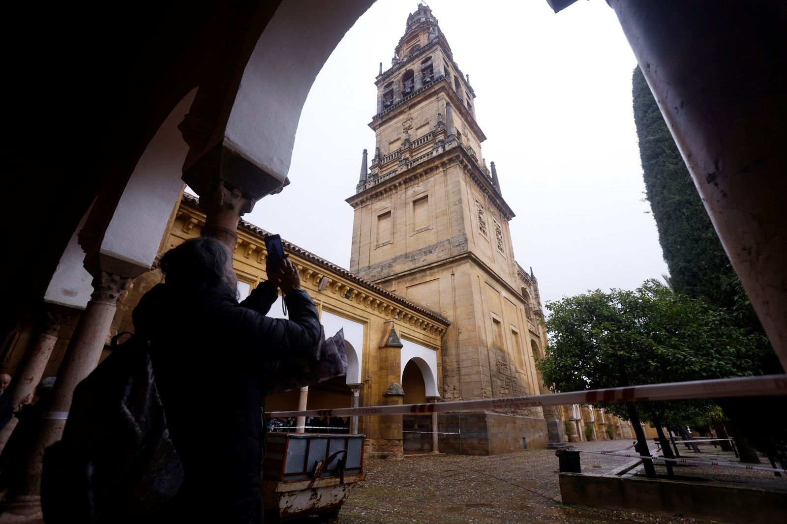 El Patio de los Naranjos de la Mezquita-Catedral por la borrasca Leonardo, en imágenes
