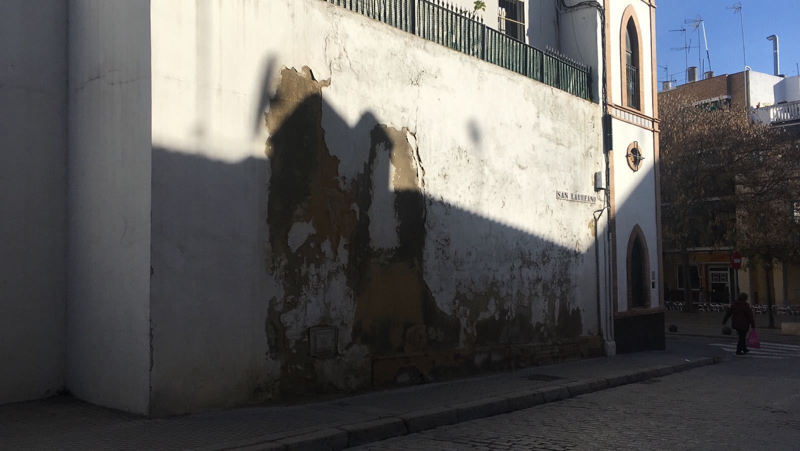 El muro de San Laureano, de propiedad municipal, en un lamentable estado de conservación.
