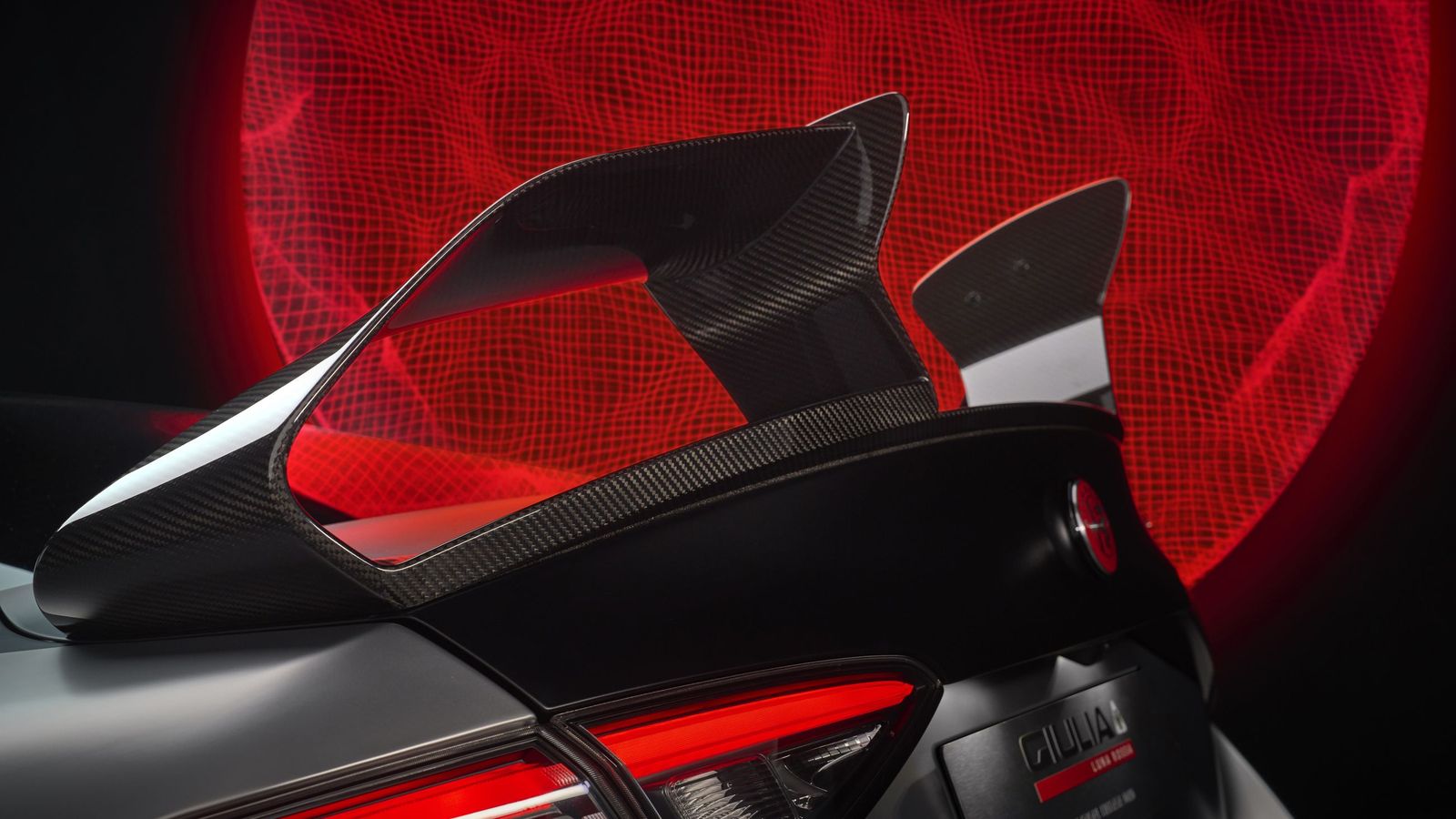 Entre lo más llamativo, su doble alerón trasero que le permite conseguir una mayor carga aerodinámica en el eje trasero.