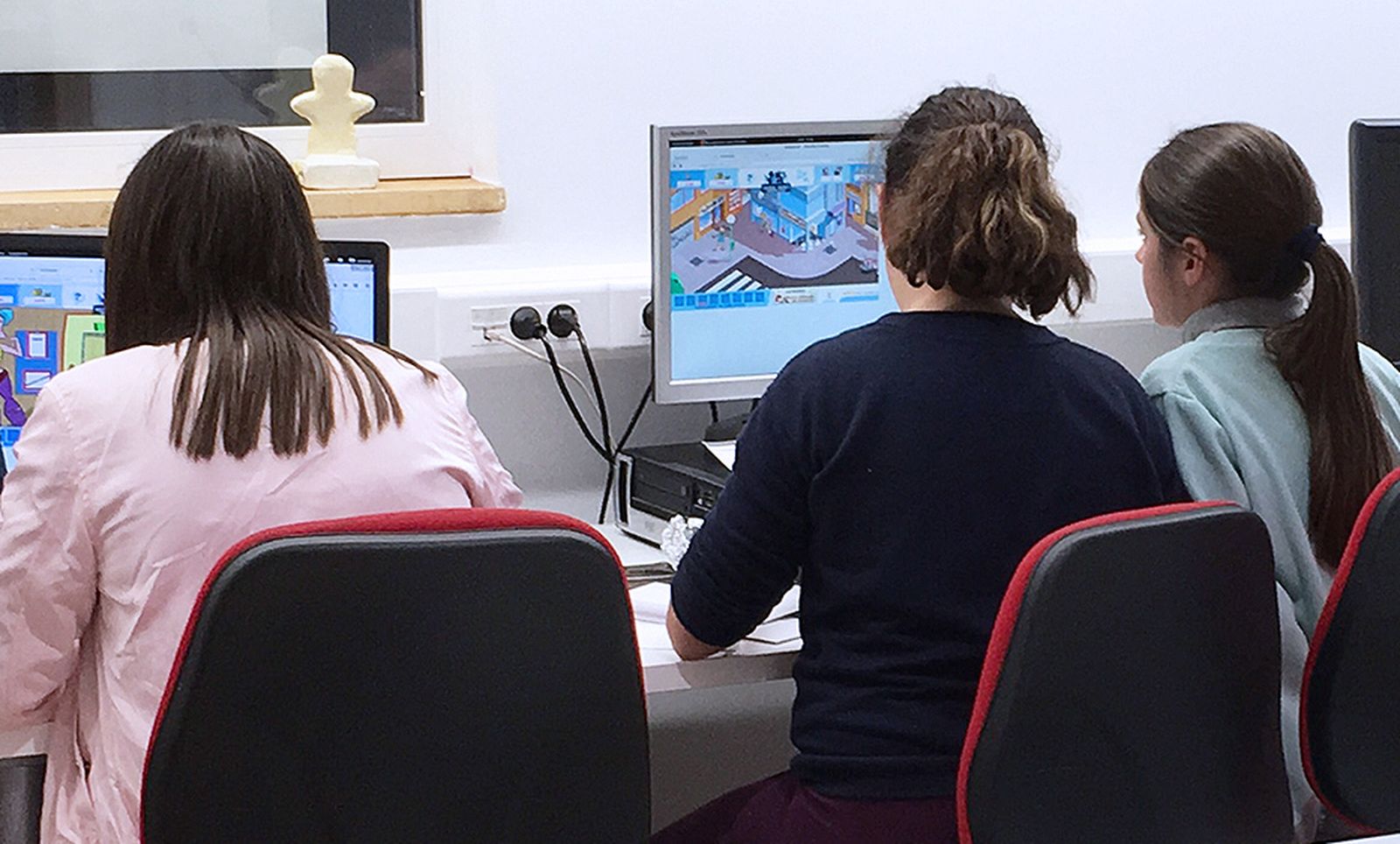 Un grupo de jóvenes accede a internet en un centro Guadalinfo.