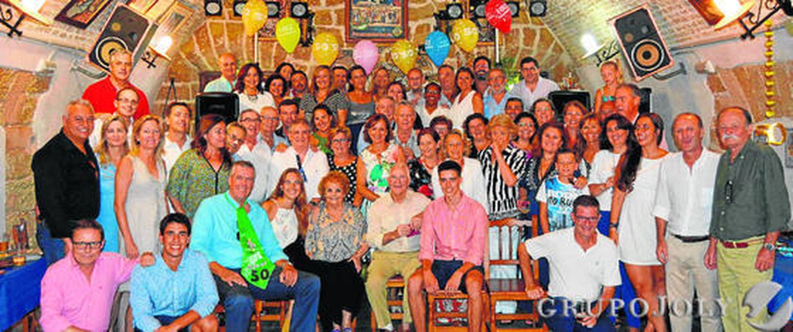 Johan Vroenhoven, junto con el grupo de familiares y amigos, que acudieron a la celebración de los cincuenta cumpleaños, en la Peña Paco Alba, en las bóvedas de San Elena, en Cádiz.  Foto: Ignacio Casas de Ciria