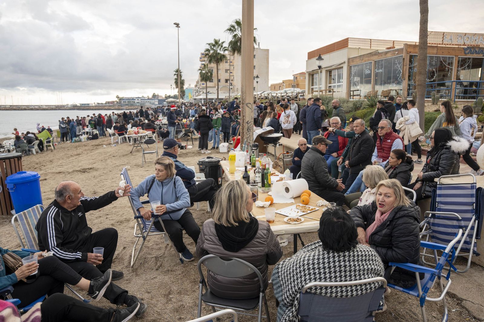 Las moragas reúnen a miles de personas en Roquetas para celebrar el final de año