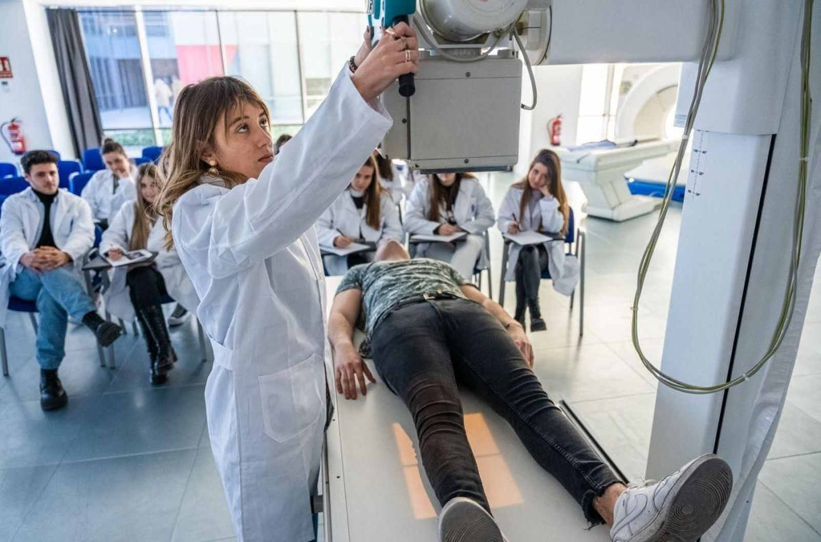 Alumnos de Cesur haciendo prácticas.