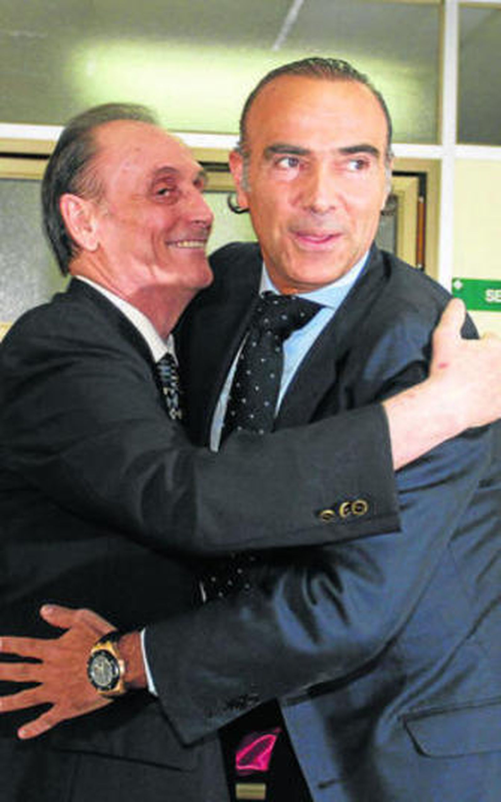 Lopera saluda a Oliver el día de la presunta venta.