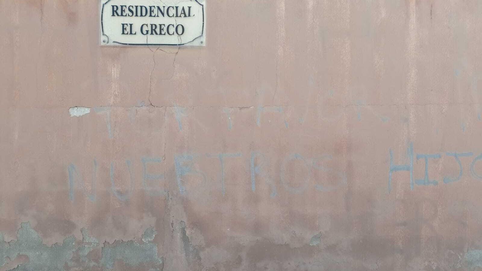 Muro de la casa ilegal en la urbanización El Greco, con rastros de pintadas.