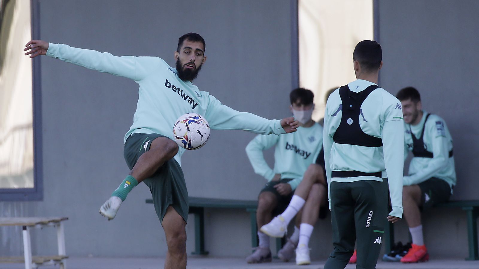 Borja Iglesias golpea el balón en un entrenamiento.