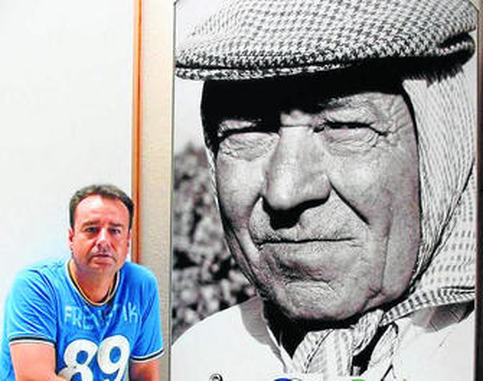 El artista Francisco Naranjo con una de sus obras.