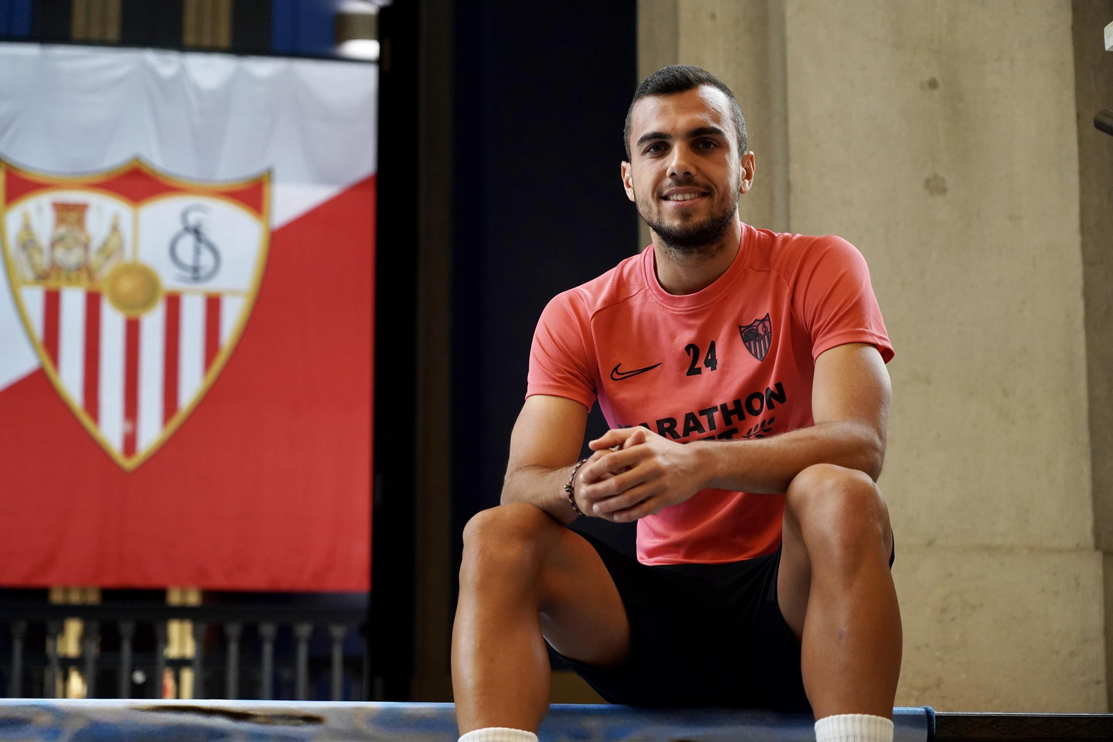 Joan Jordán posa en el vestíbulo del hotel de concentración de Düsseldorf.