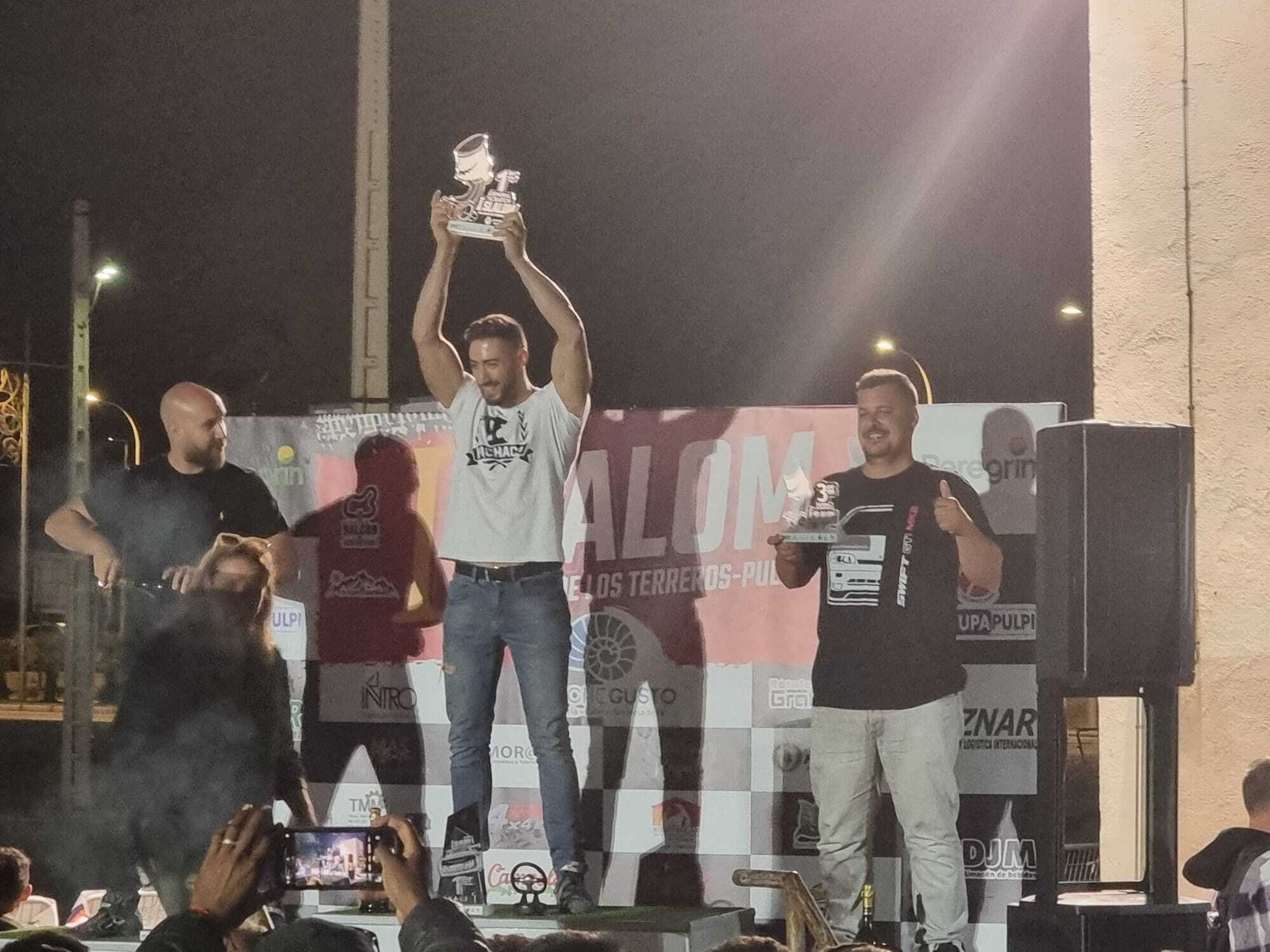 Podio del Slalom de San Juan de los Terreros con el gaditano Samuel Pichaco celebrando su triunfo.
