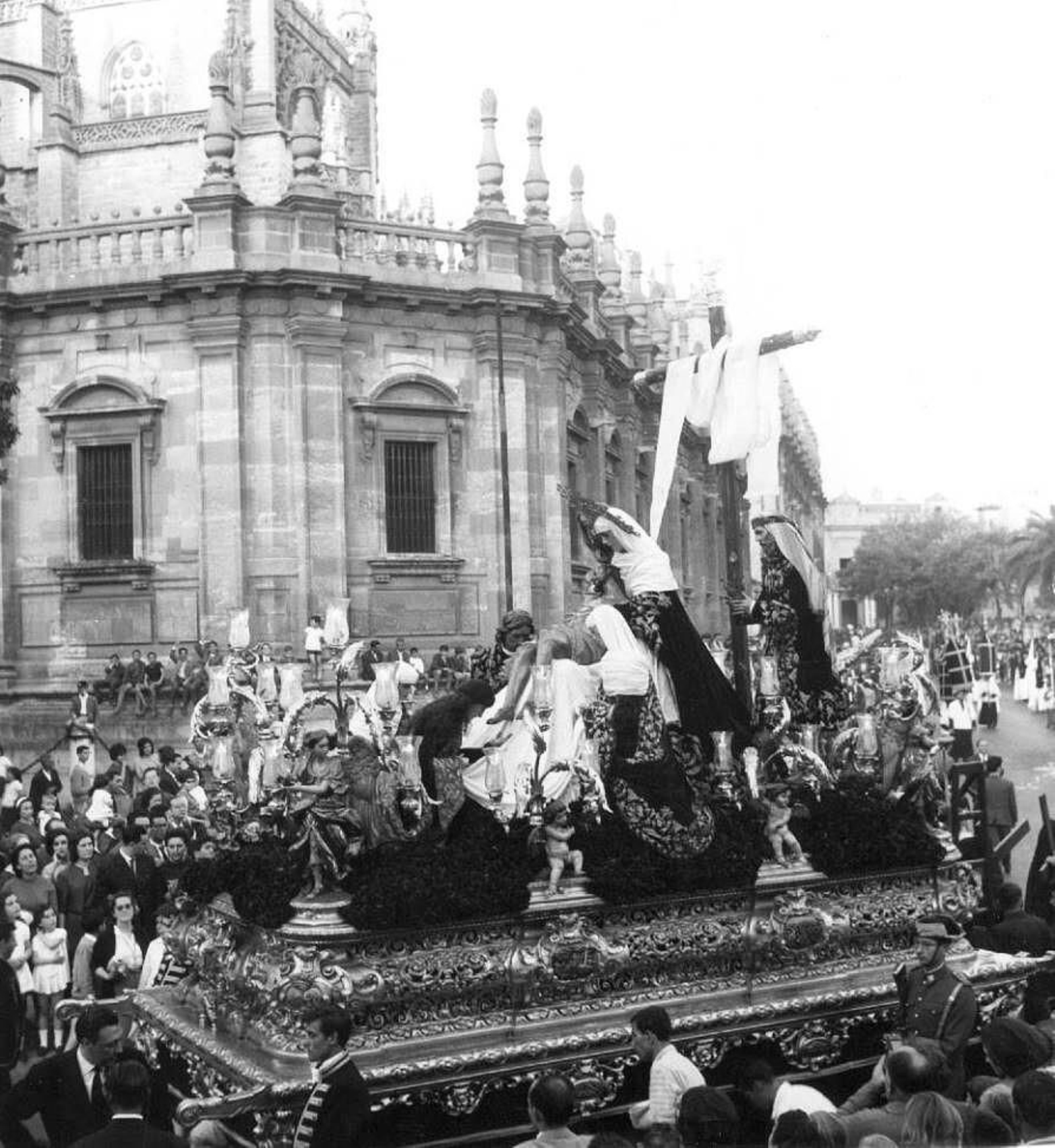 La Mortaja salió el Sábado Santo y la Trinidad ocupó su lugar el Viernes Santo