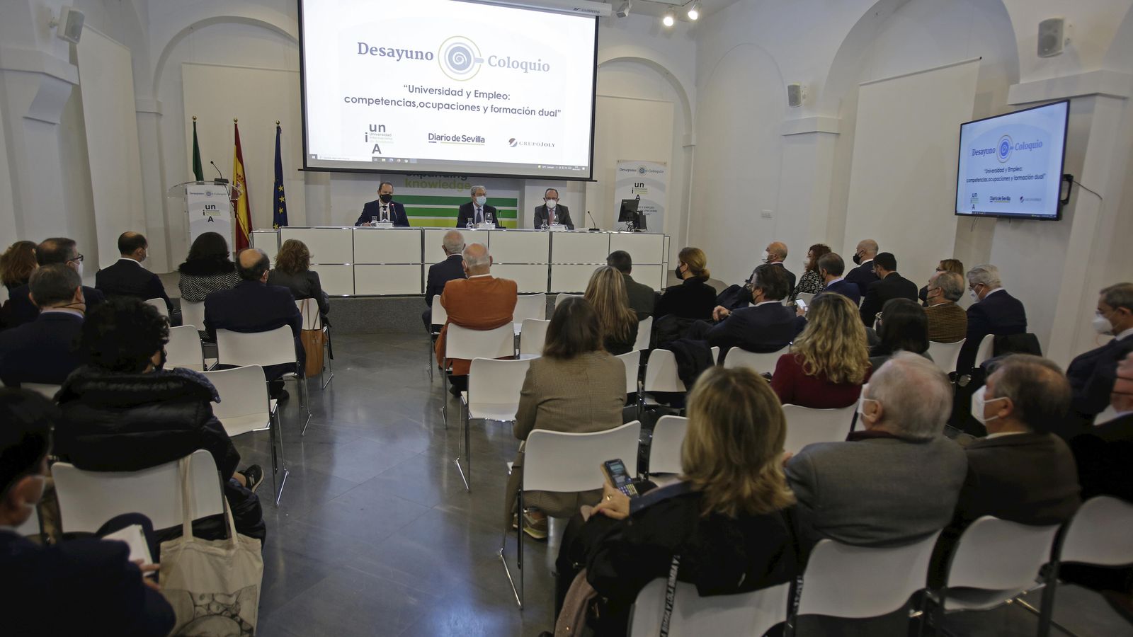 Los asistentes atienden a las palabras de los ponentes.