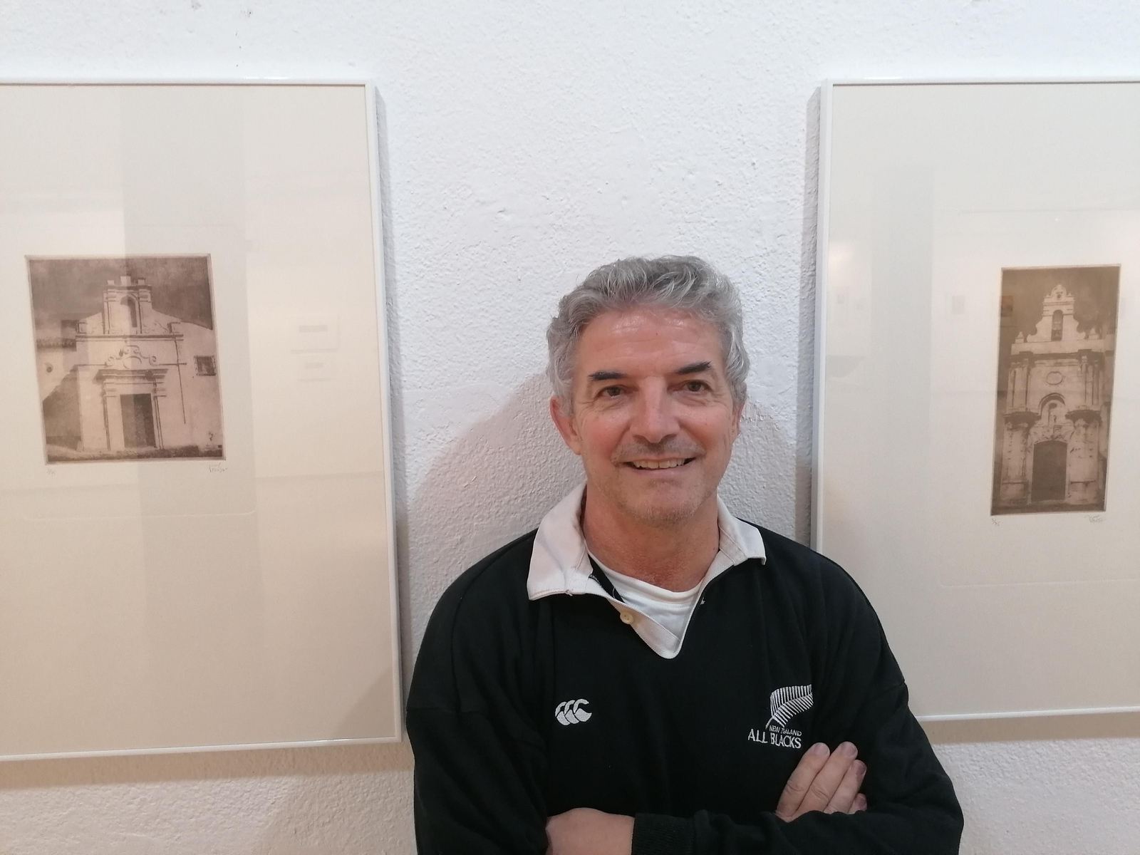 Juan Carlos Pardo, entre las capillas del Cristo de la Alameda y Nuestra Señora de Europa de Algeciras.