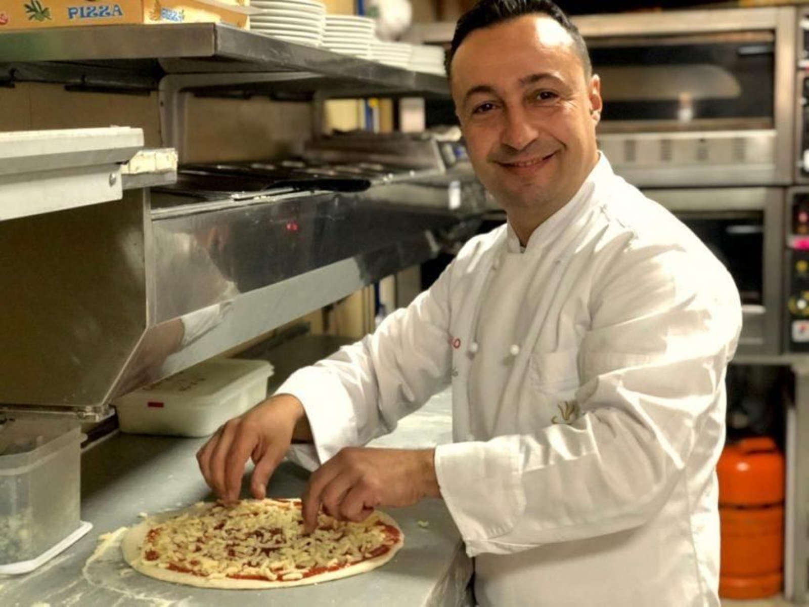 Antonio Lombardo, elaborando una de sus pizzas. Antonio Lombardo, elaborando una de sus pizzas.