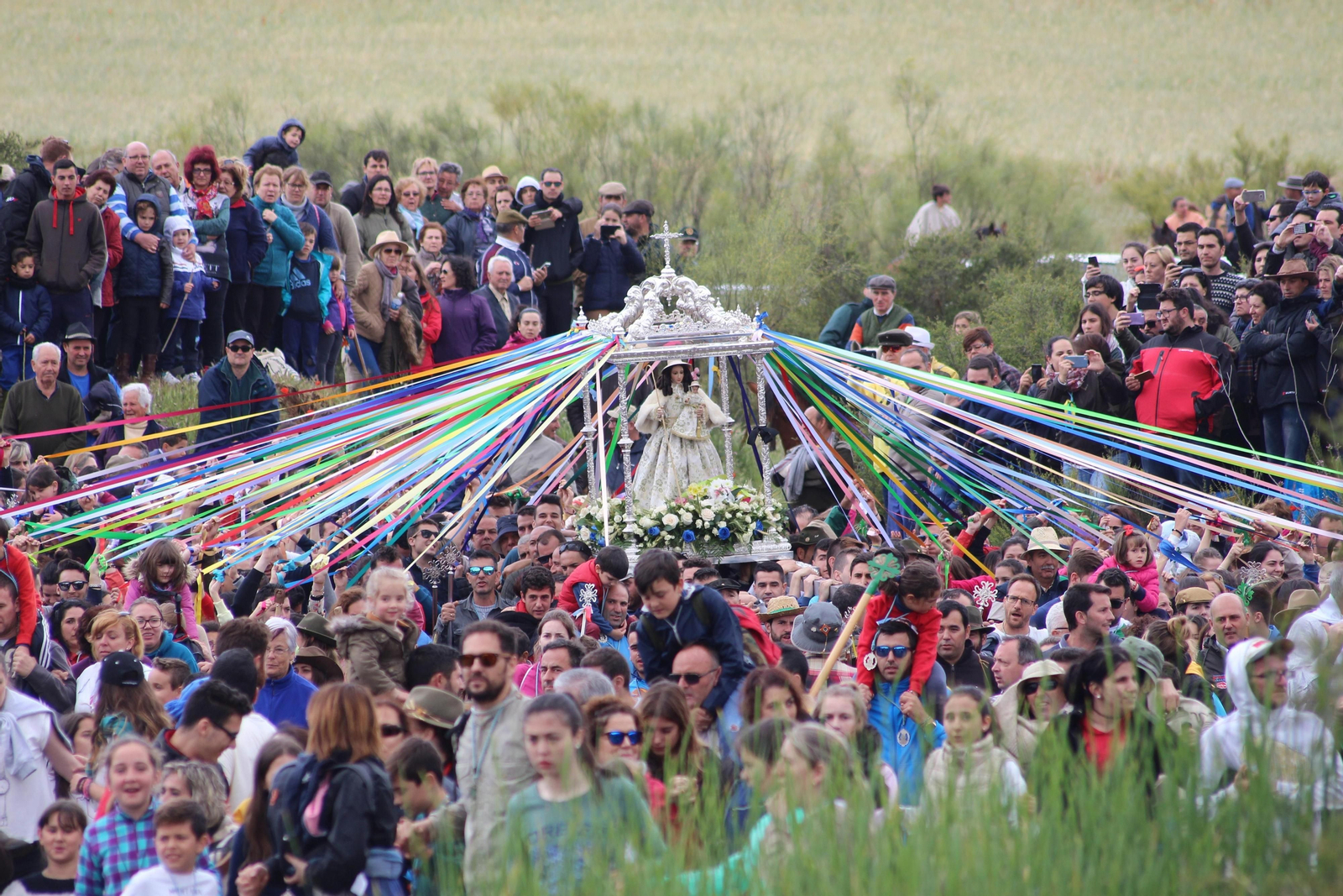 Una multitud acompaña a la Virgen de la Alcantarilla en su paso por el río Zújar.