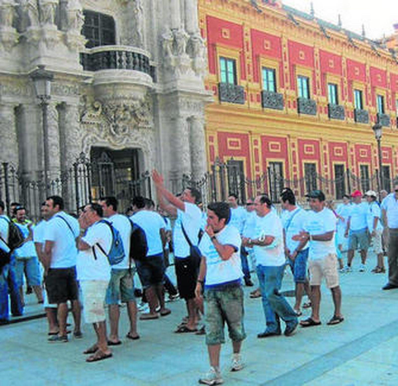 Los extrabajadores de Torraspapel, a las puertas San Telmo, ayer.