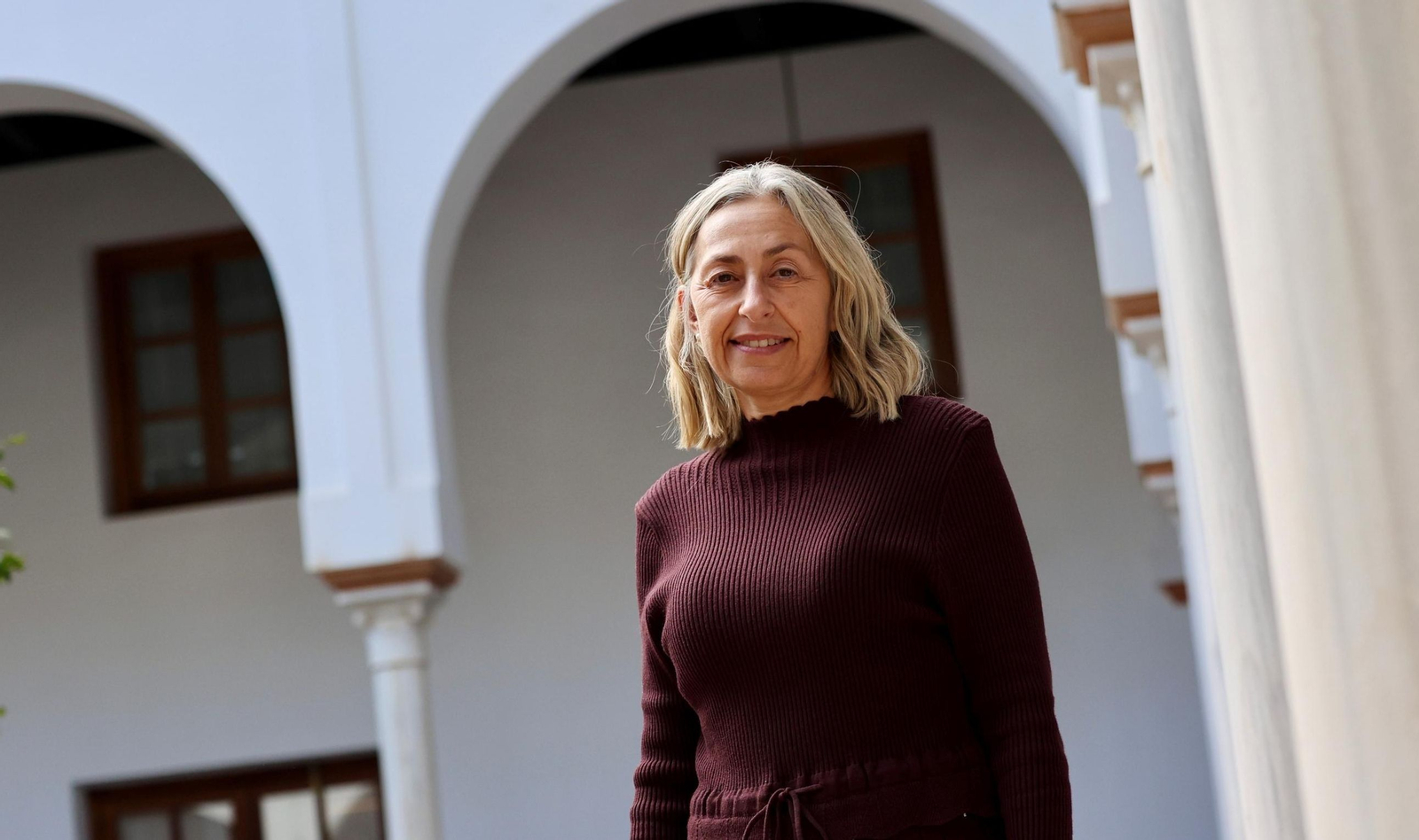Rocío Hernández, en otro plano, durante la entrevista.