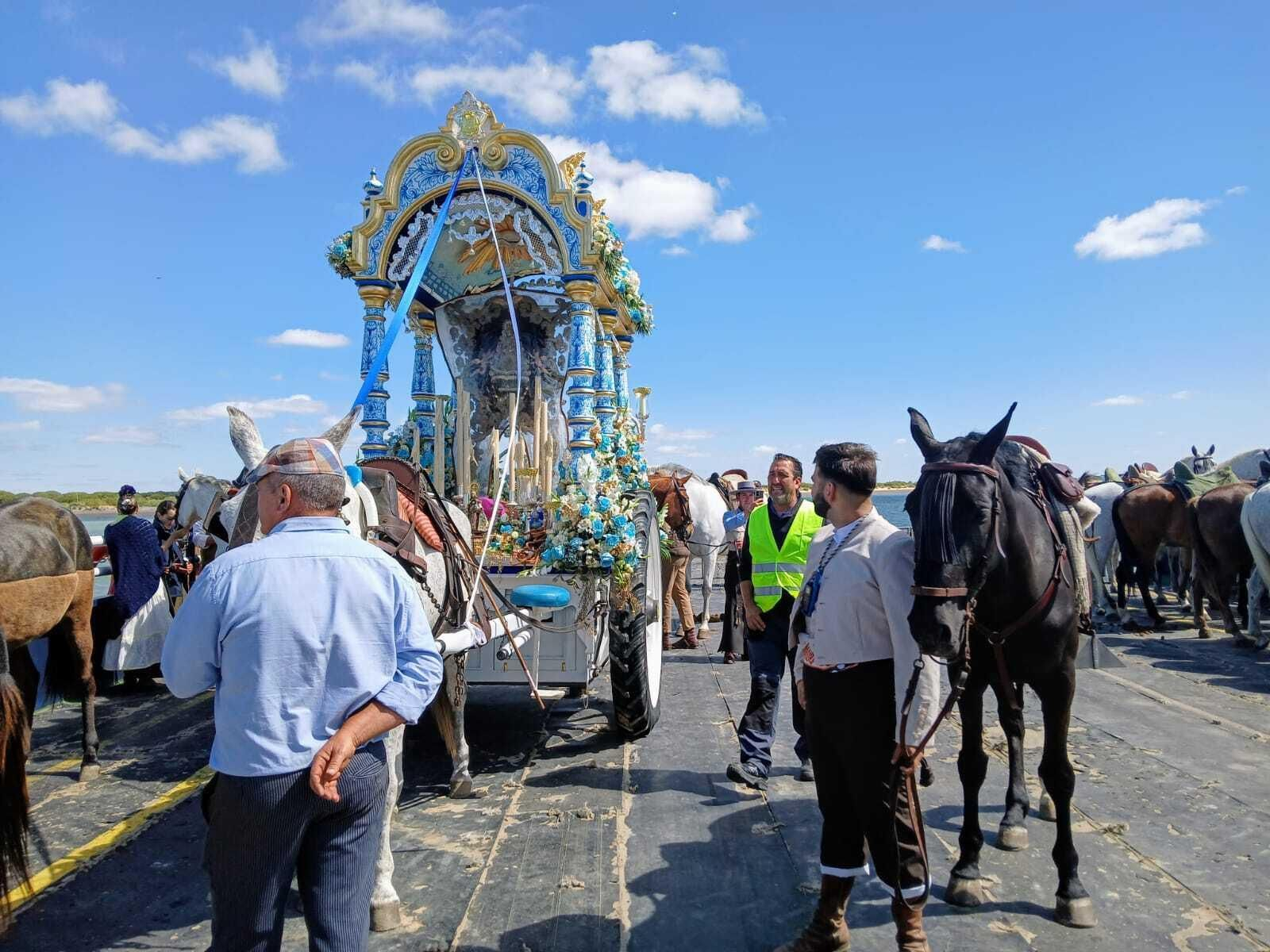 Rocío 2024: Imágenes del Primer día de embarque de romeros en Bajo de Guía en Sanlúcar